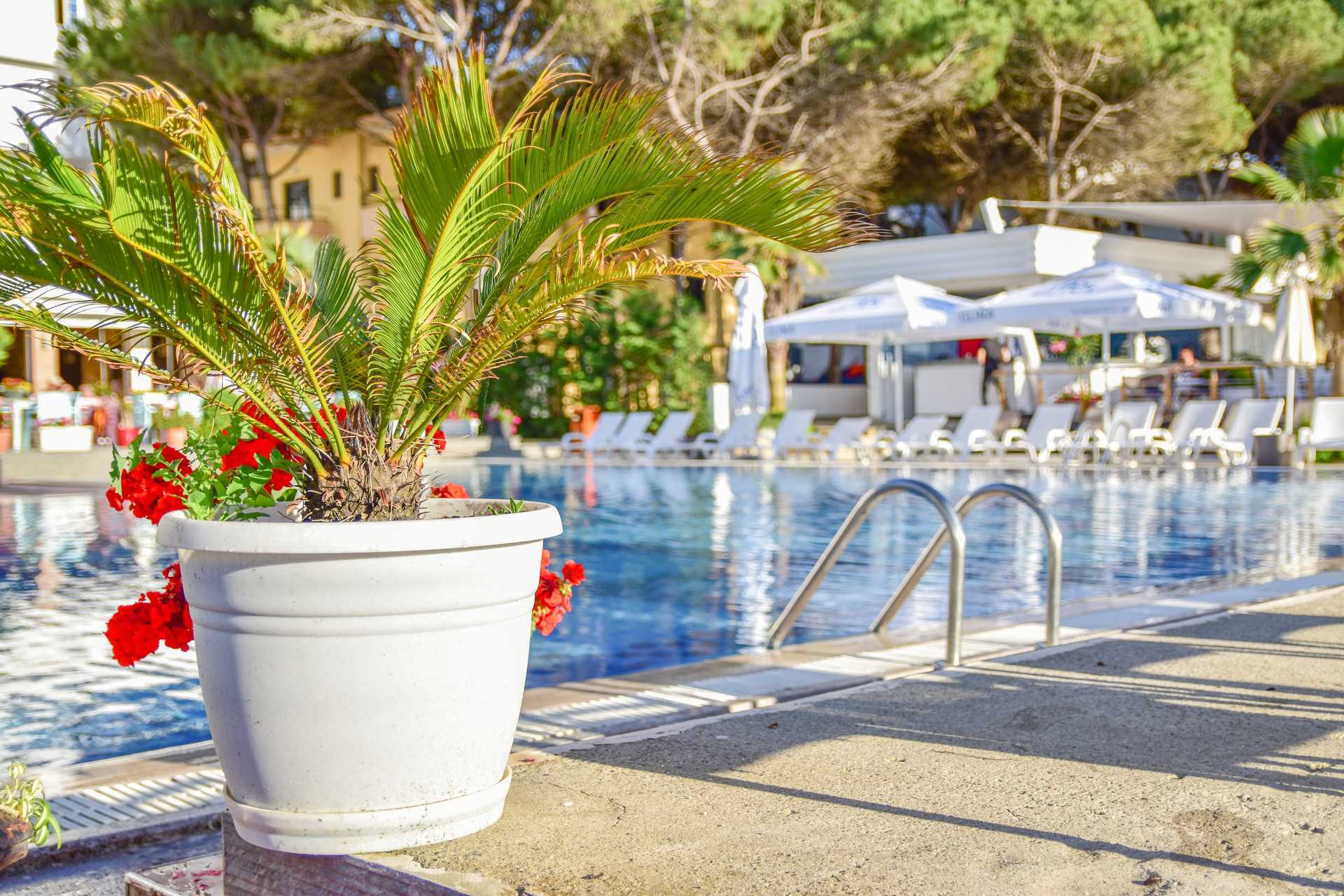 Het zwembadgebied van het Fafa Premium hotel aan de Rivièra van Durrës in Albanië.