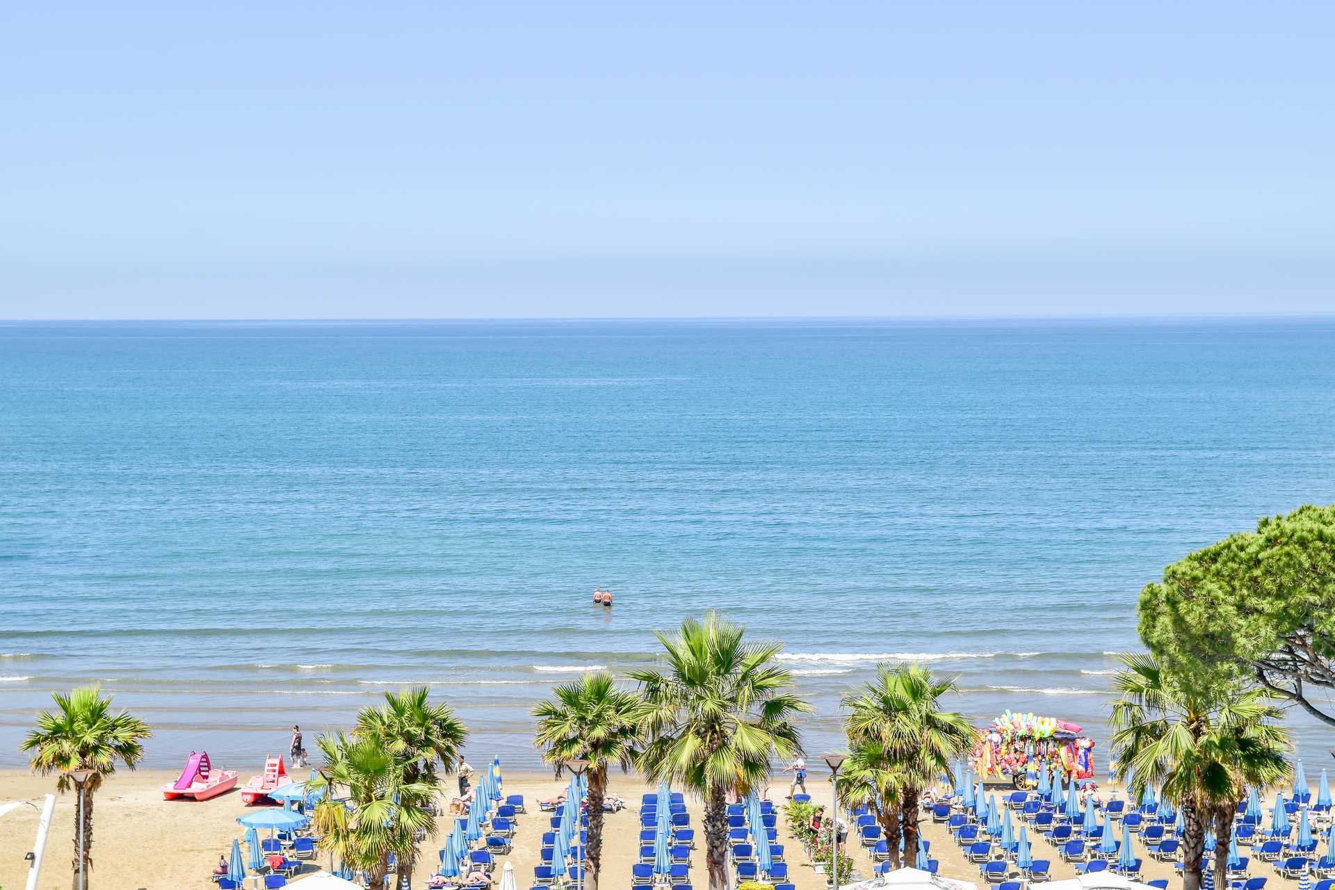 Het strand bij het Fafa Premium hotel aan de Rivièra van Durrës in Albanië.