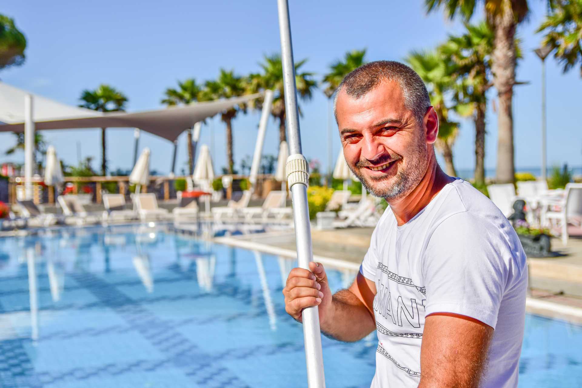 Het zwembadgebied van het Fafa Premium hotel aan de Rivièra van Durrës in Albanië.