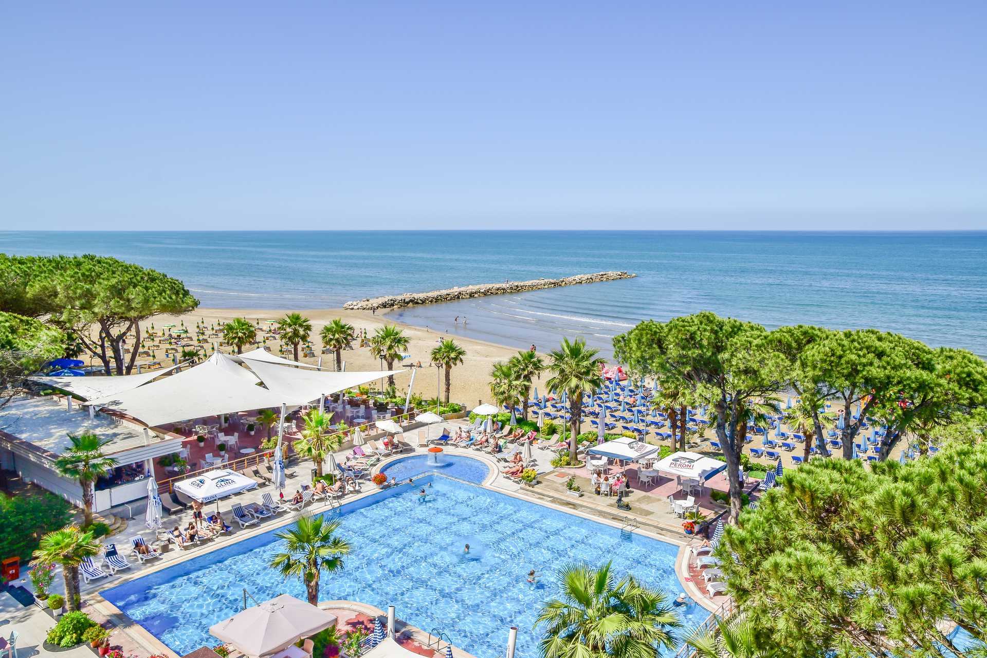 Het zwembadgebied van het Fafa Premium hotel aan de Rivièra van Durrës in Albanië.