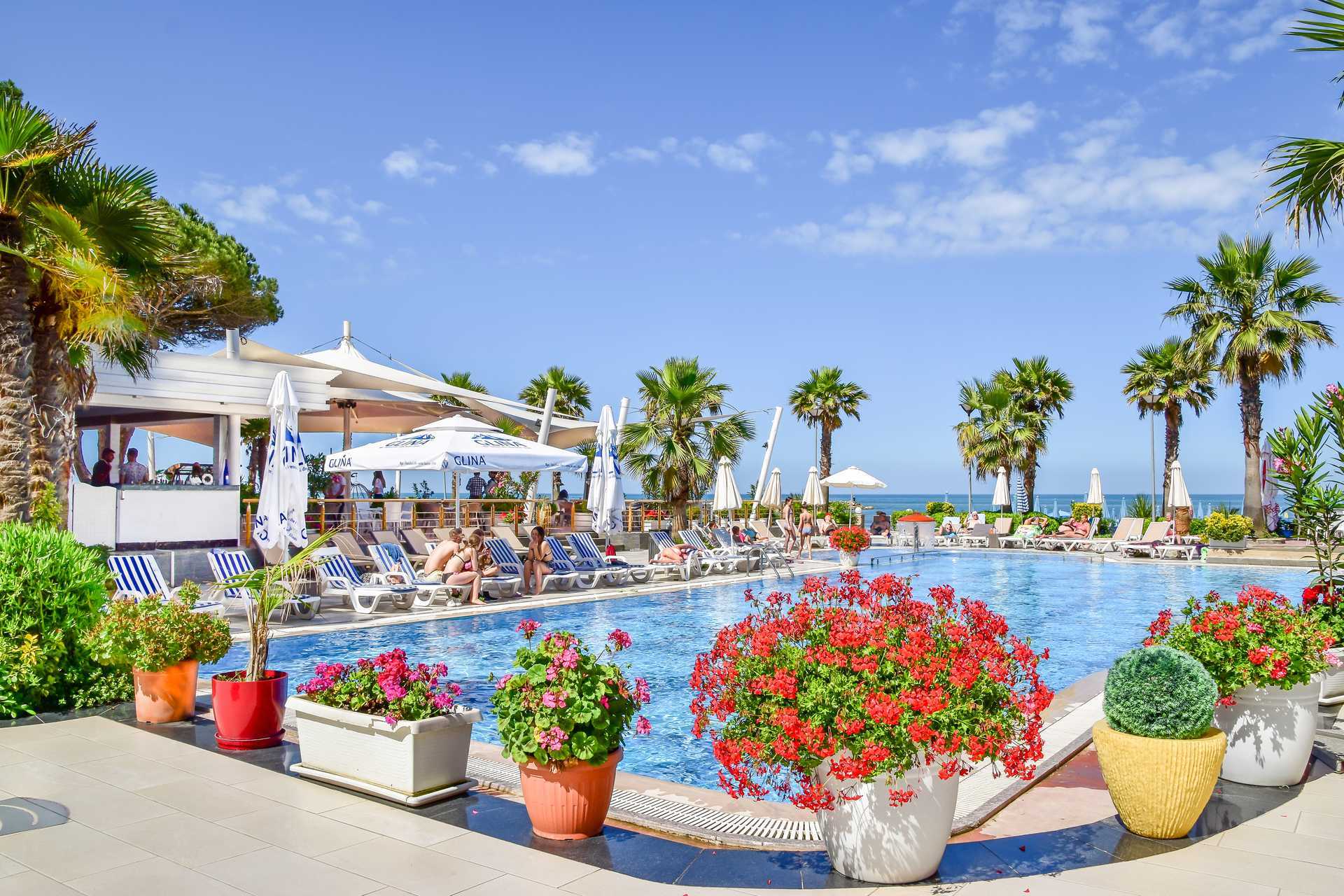 Het zwembadgebied van het Fafa Premium hotel aan de Rivièra van Durrës in Albanië.