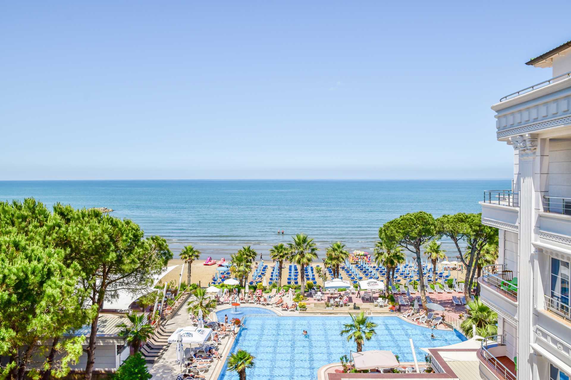 Het zwembadgebied van het Fafa Premium hotel aan de Rivièra van Durrës in Albanië.