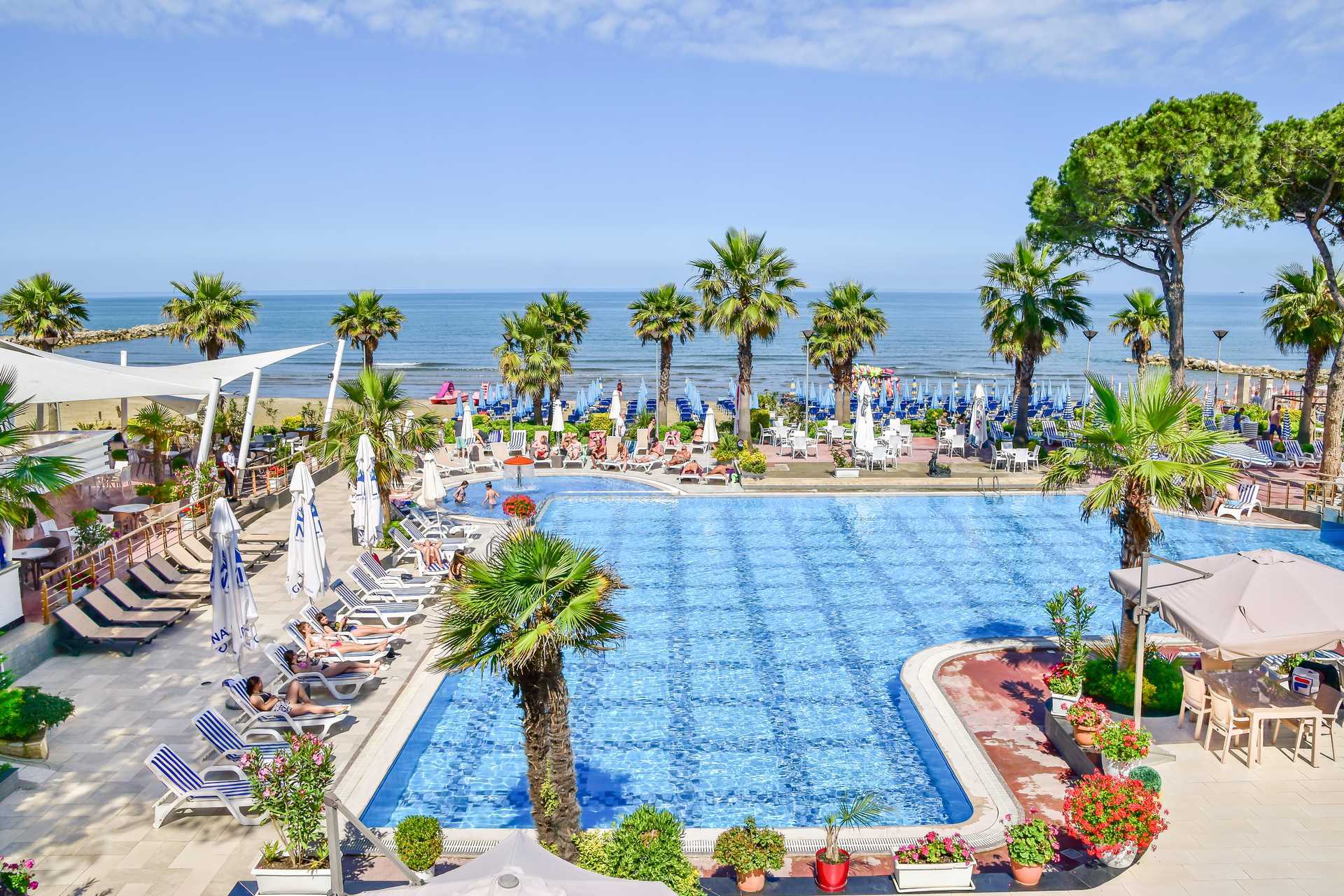 Het zwembadgebied van het Fafa Premium hotel aan de Rivièra van Durrës in Albanië.