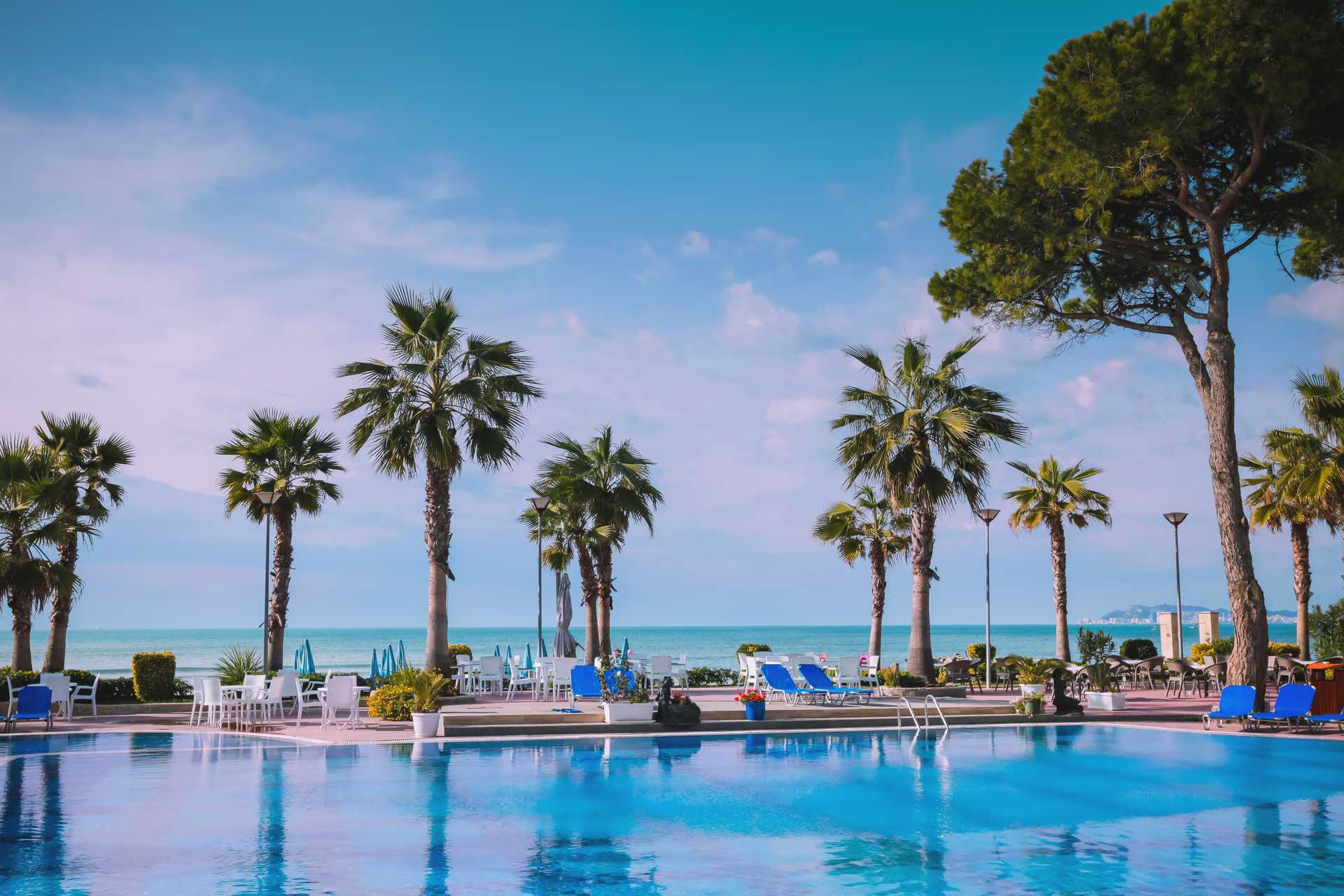 Het zwembadgebied van het Fafa Premium hotel aan de Rivièra van Durrës in Albanië.