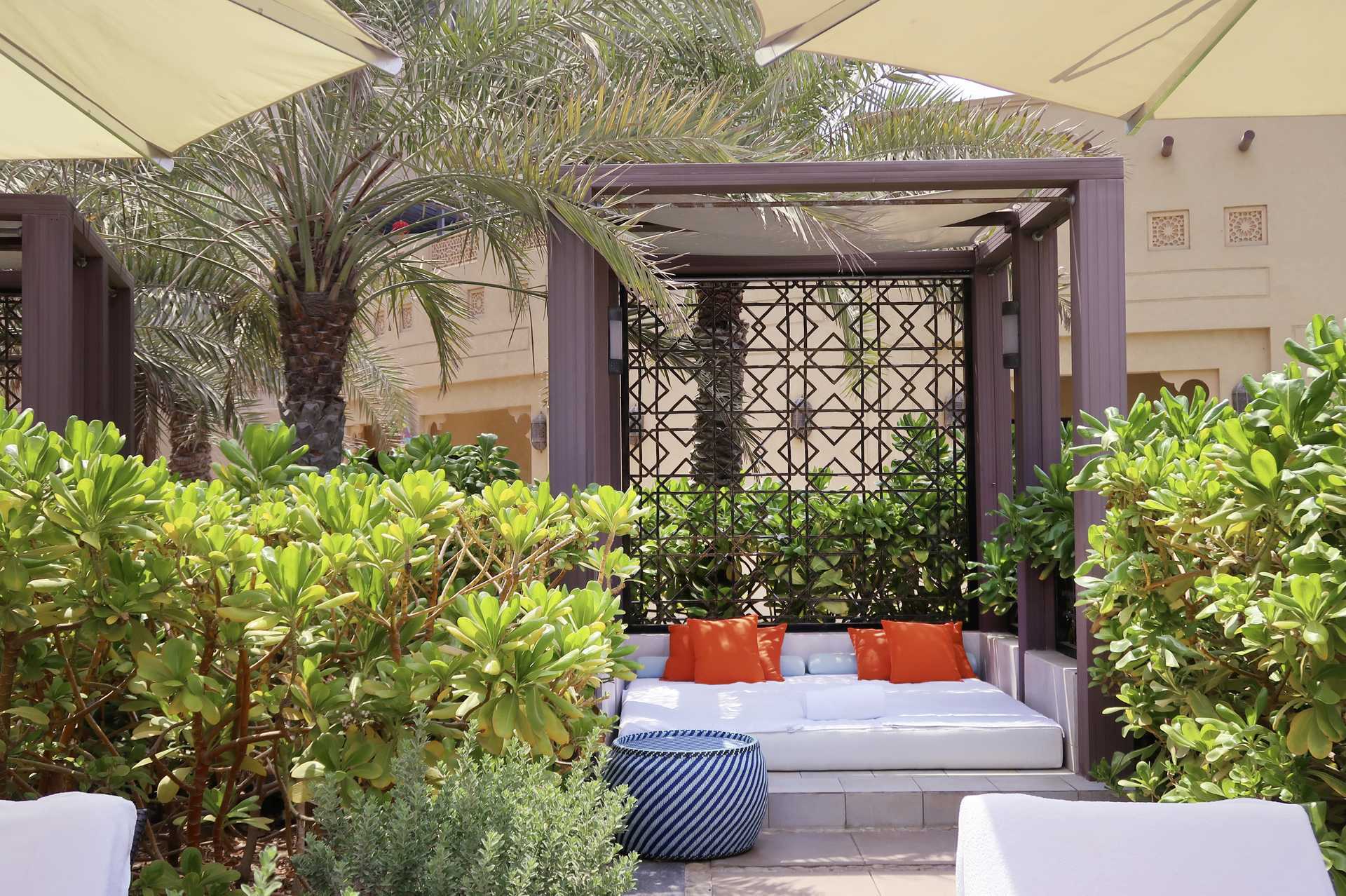 Zwembadgedeelte in het Fairmont Ajman hotel in de Verenigde Arabische Emiraten.