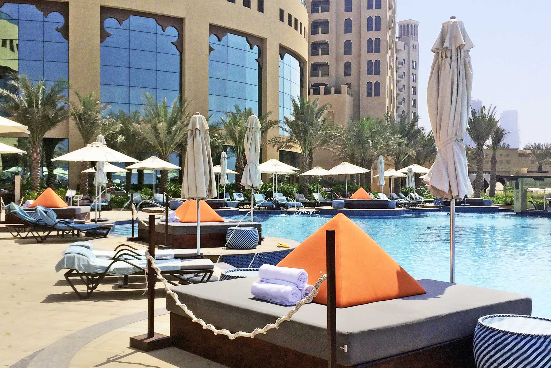 Zwembadgedeelte in het Fairmont Ajman hotel in de Verenigde Arabische Emiraten.