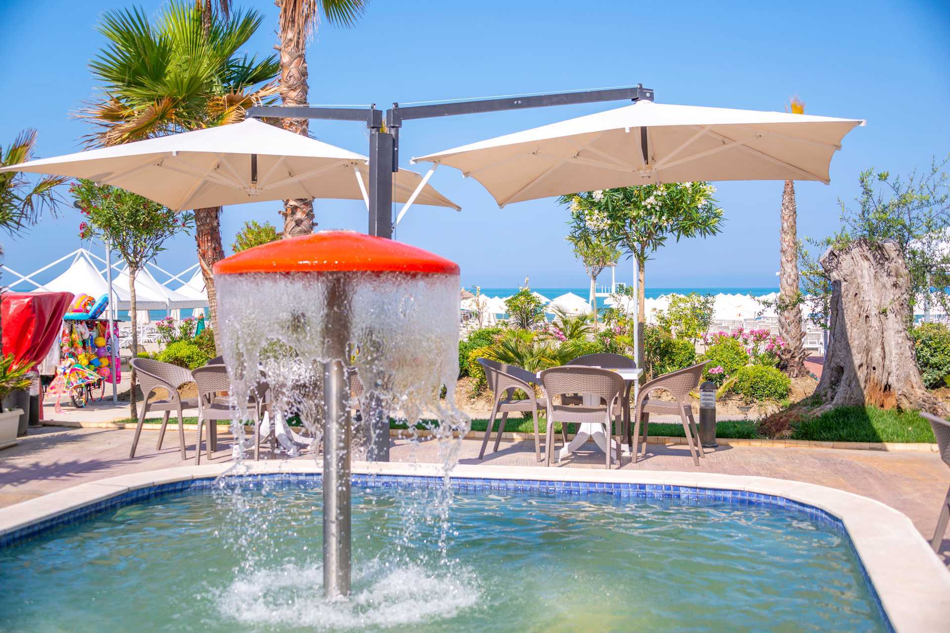 Kinderzwembad in het Fafa Grand Blue hotel aan de Rivièra van Durrës in Albanië.