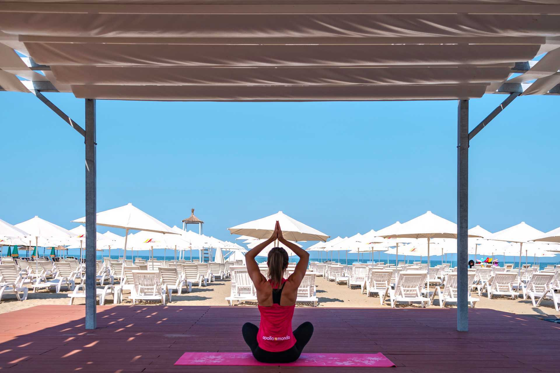 Doe mee aan gratis yoga in het Fafa Grand Blue hotel aan de Durres Riviera in Albanië.