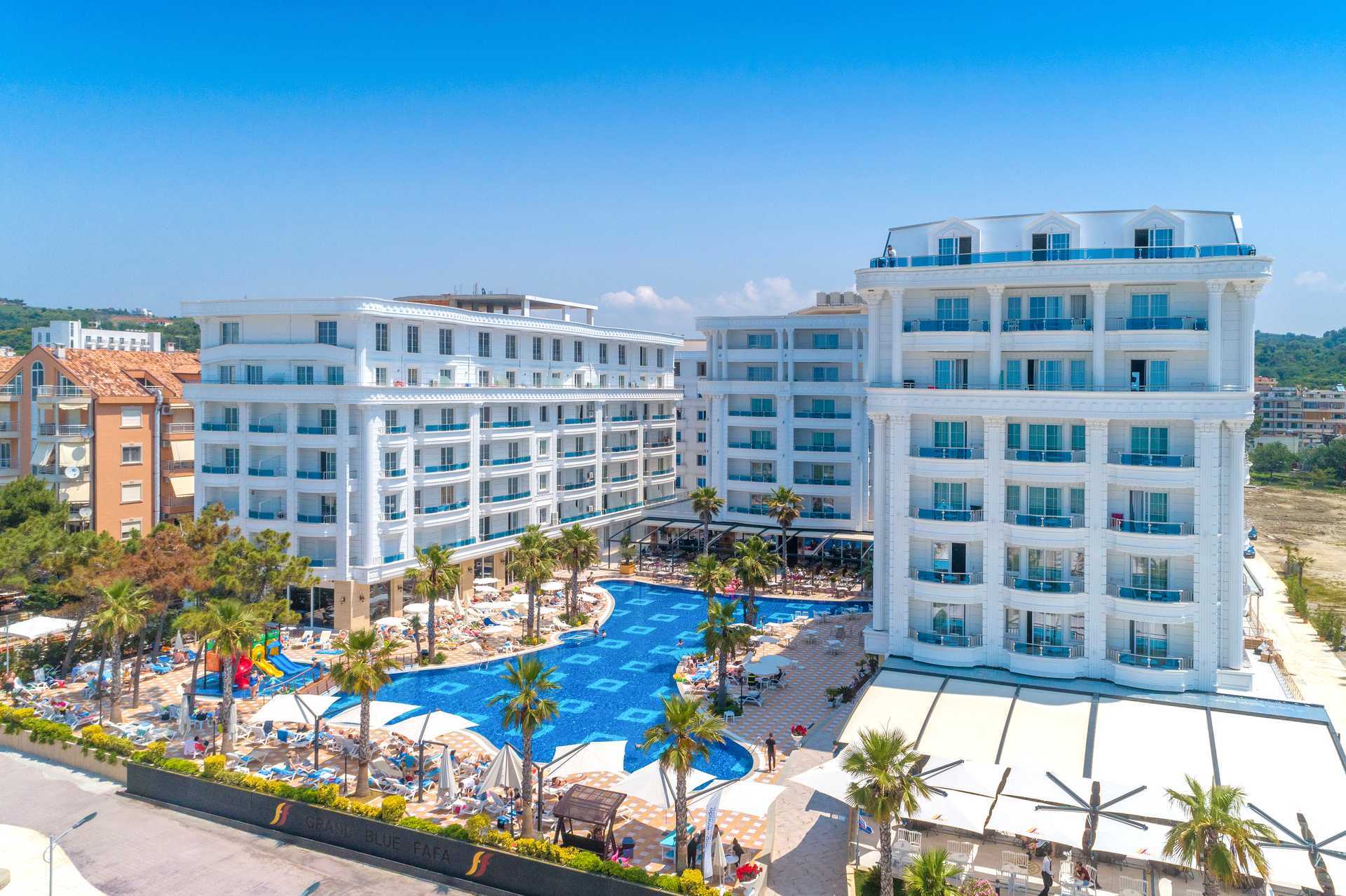 Het zwembadgebied van het Fafa Grand Blue hotel aan de Rivièra van Durrës in Albanië.