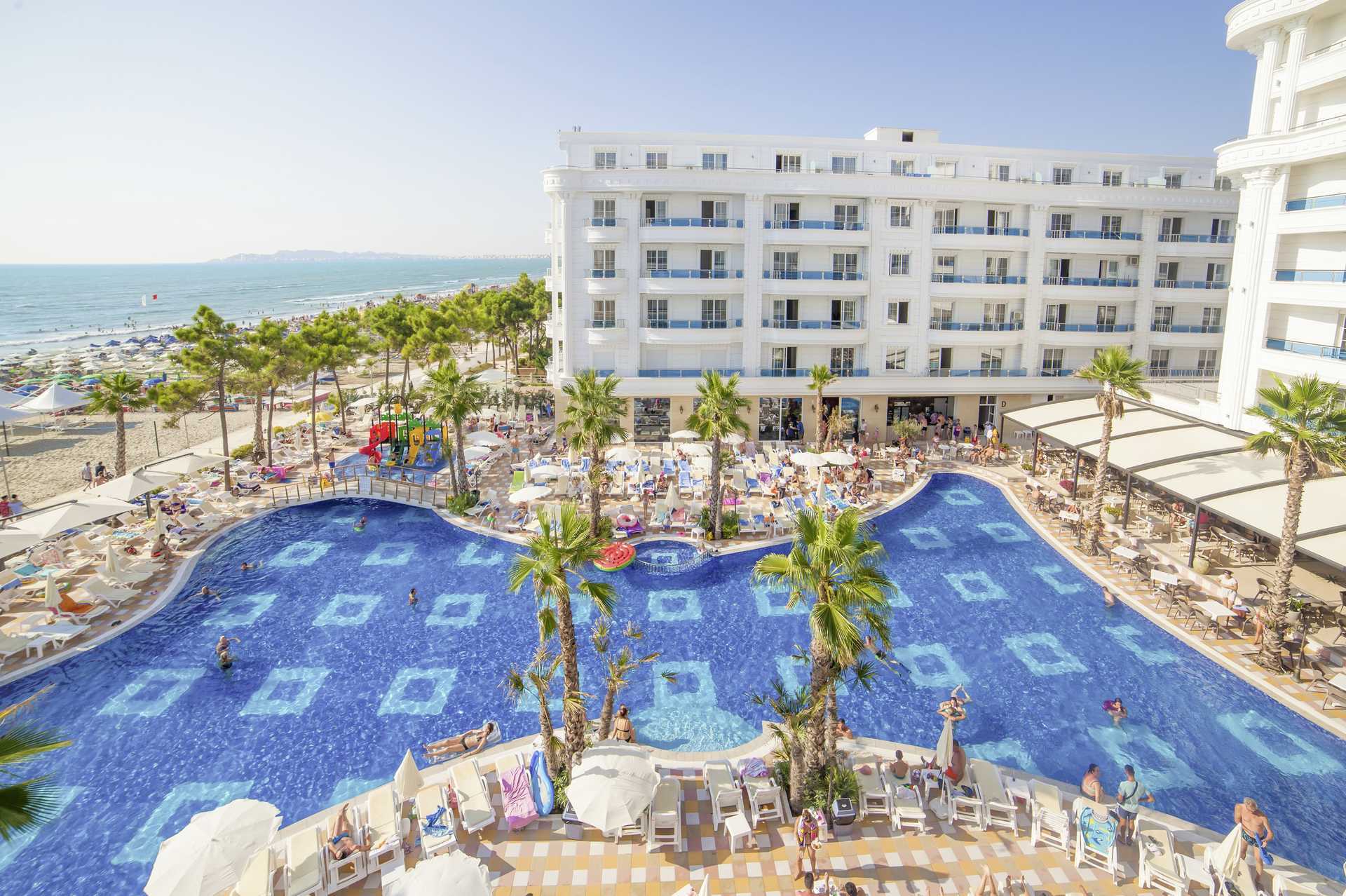 Zwembad bij Fafa Grand Blue, Rivièra van Durrës, Albanië.