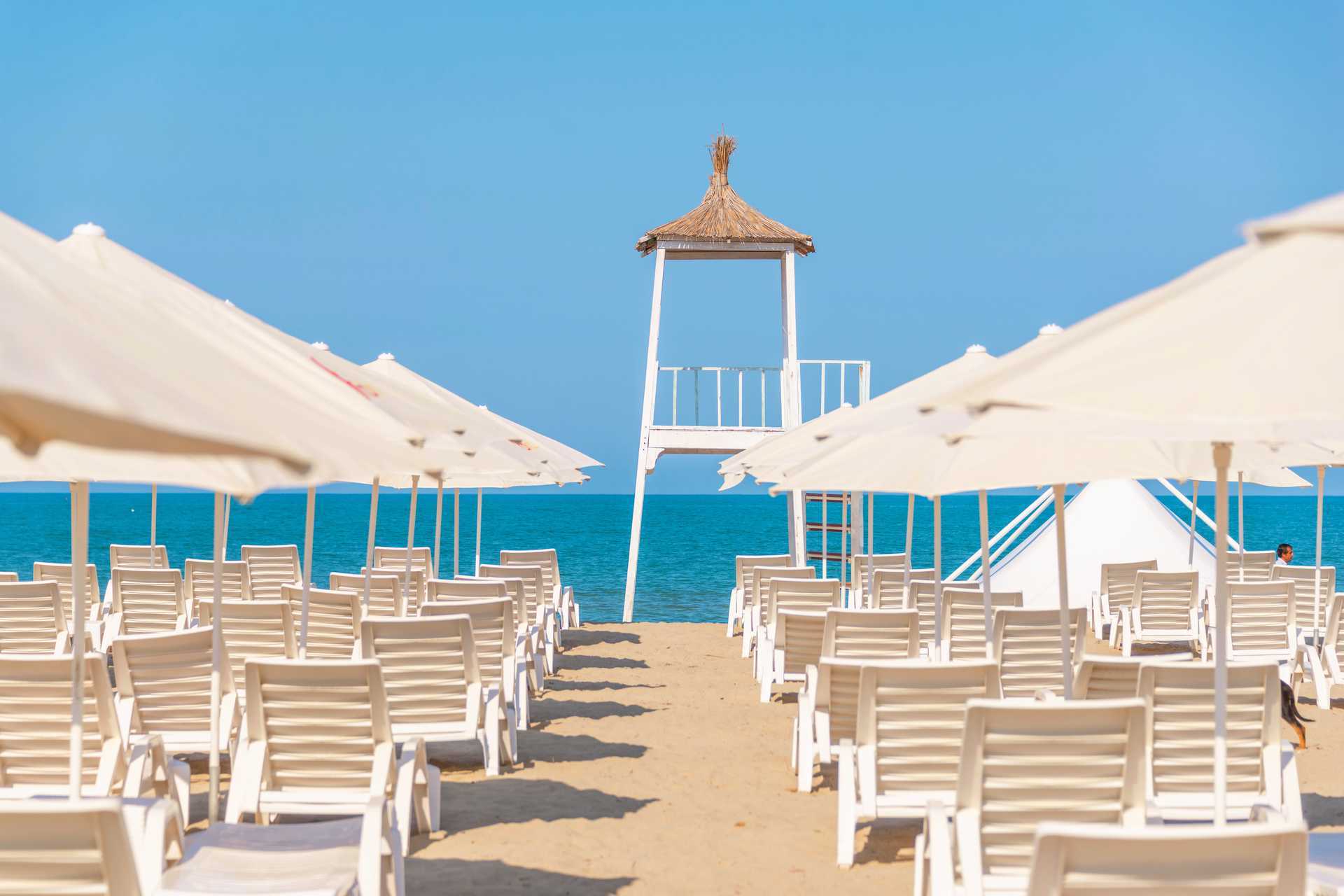 Het strand bij het Fafa Grand Blue hotel aan de Rivièra van Durrës in Albanië.