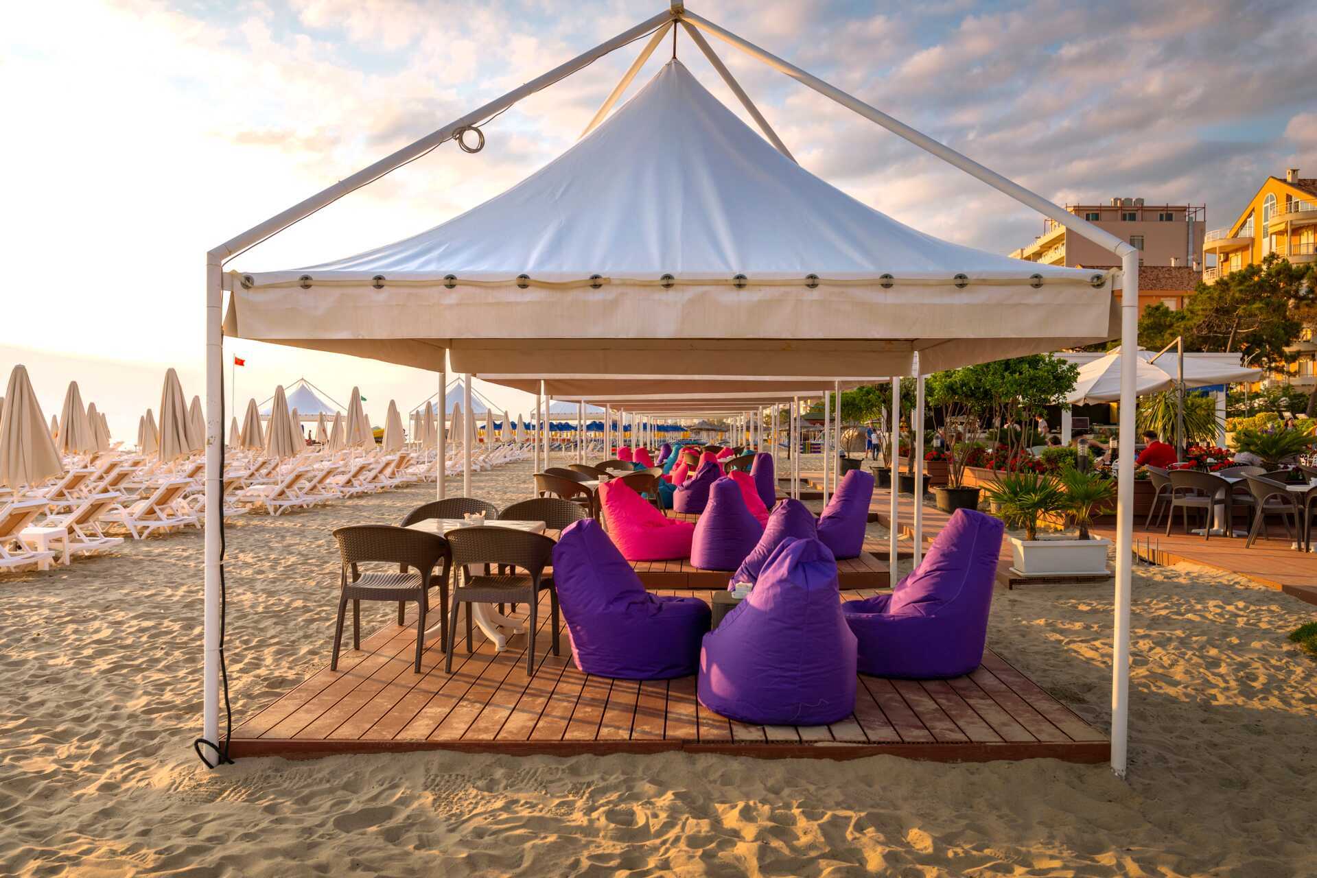 Het strand bij het Fafa Grand Blue hotel aan de Rivièra van Durrës in Albanië.