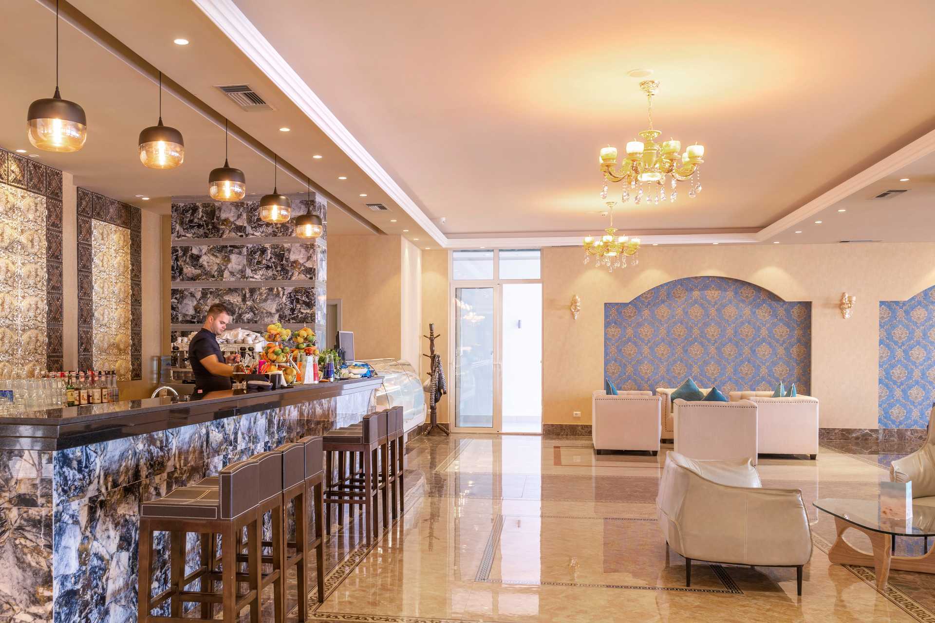 Bar in het Fafa Grand Blue hotel aan de Durres Riviera in Albanië.