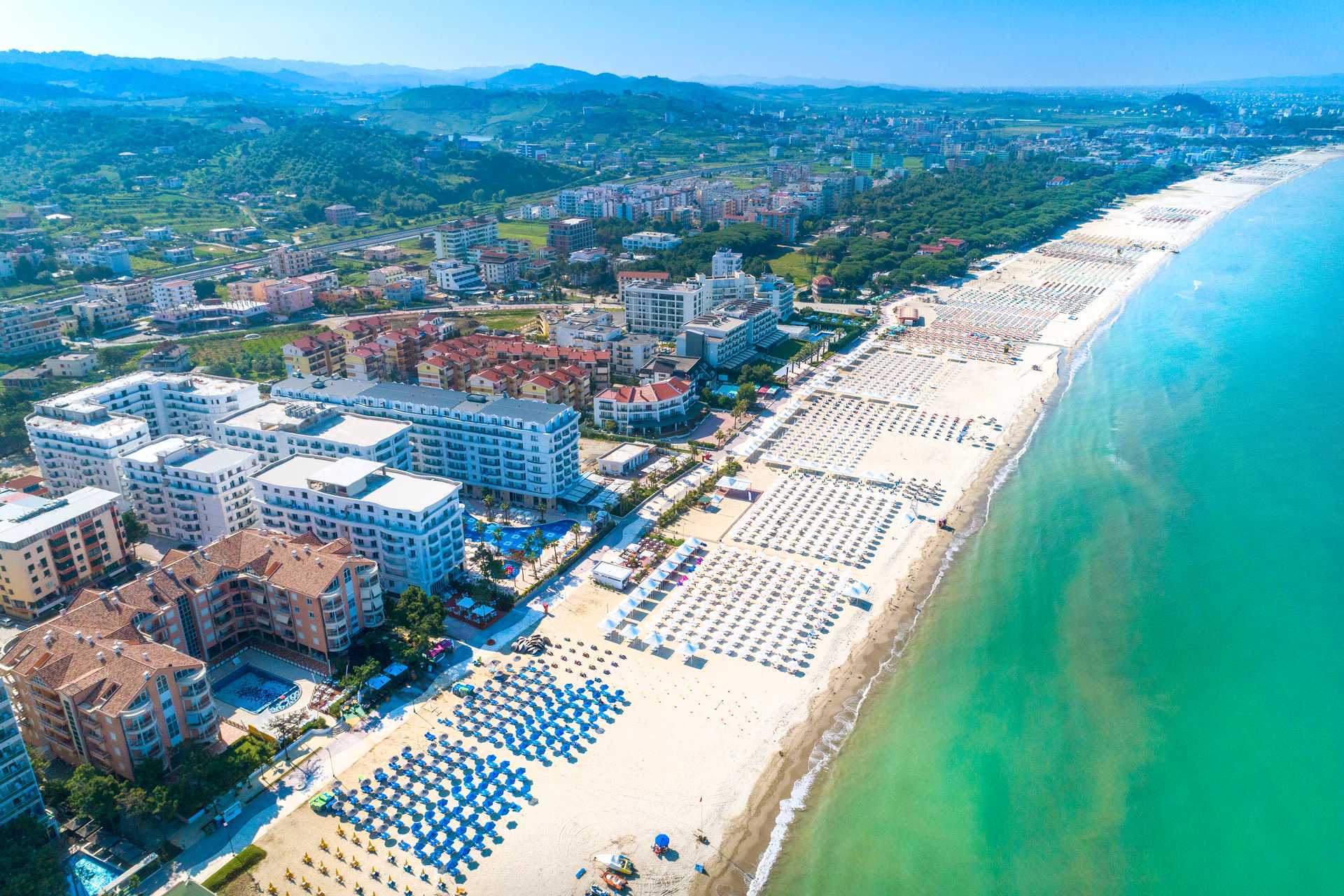 Het strand bij het Fafa Grand Blue hotel aan de Rivièra van Durrës in Albanië.