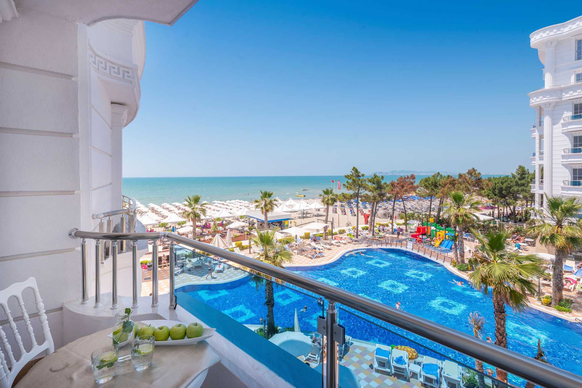 Het zwembadgebied van het Fafa Grand Blue hotel aan de Rivièra van Durrës in Albanië.