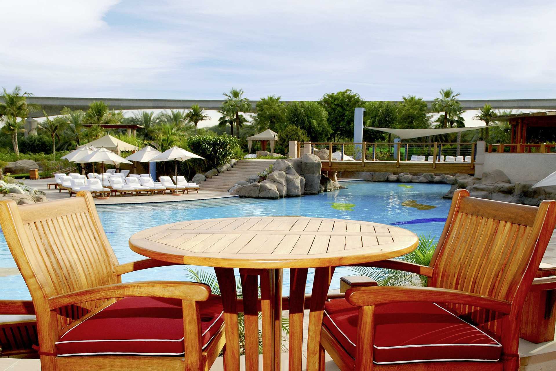 Restaurant aan het zwembad in het Grand Hyatt, Dubai.