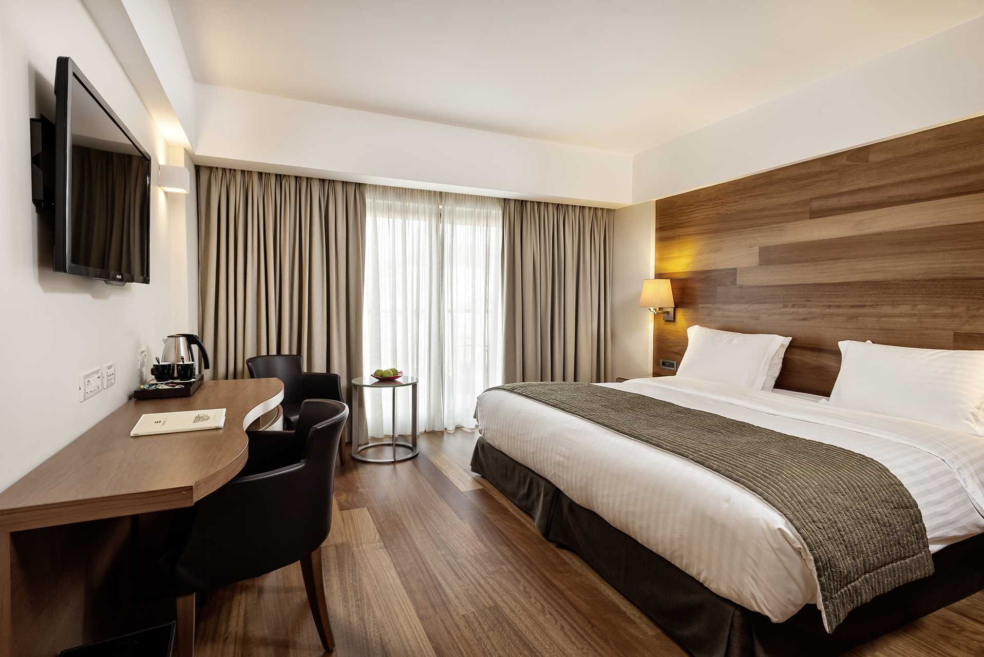 Grotere tweepersoonskamer in hotel Samaria in de stad Chania, Kreta.