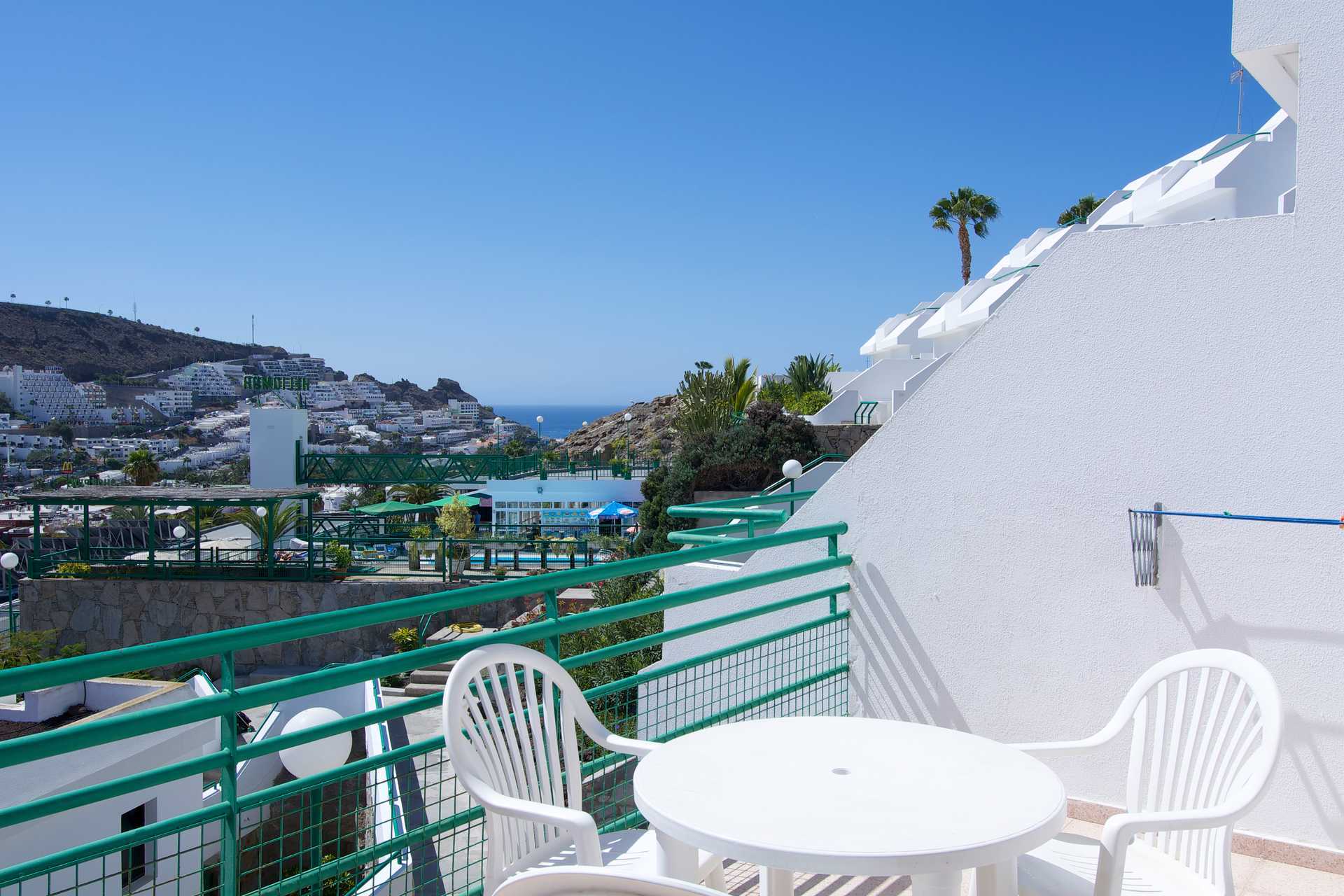Balkon bij de Heliomar appartementen in Puerto Rico, Gran Canaria.