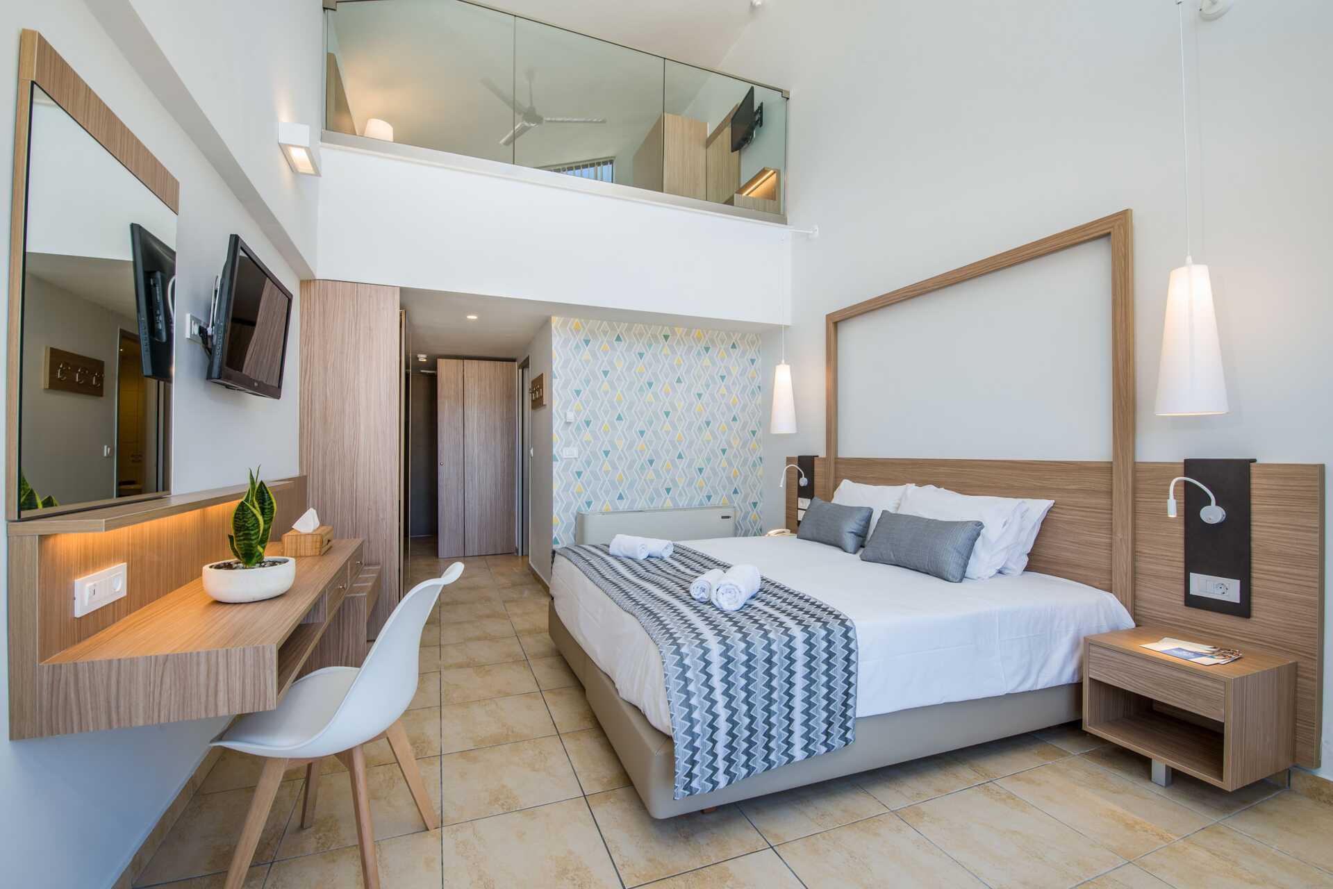 Het zwembadgedeelte van het Kiani Beach Resort Hotel in Kalives op Kreta, Griekenland.