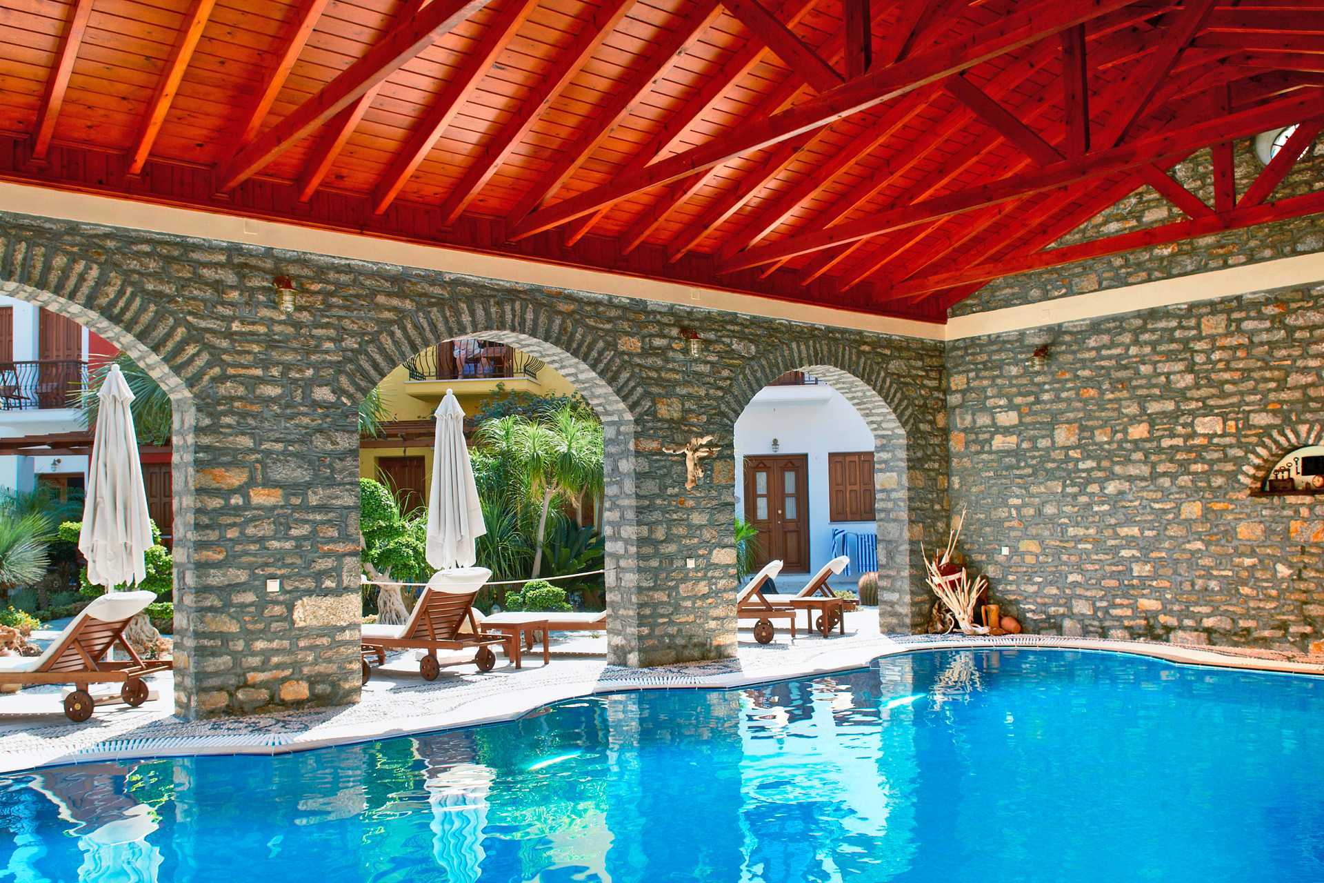 Het zwembad van het Iapetos Village hotel in Symi, Griekenland.