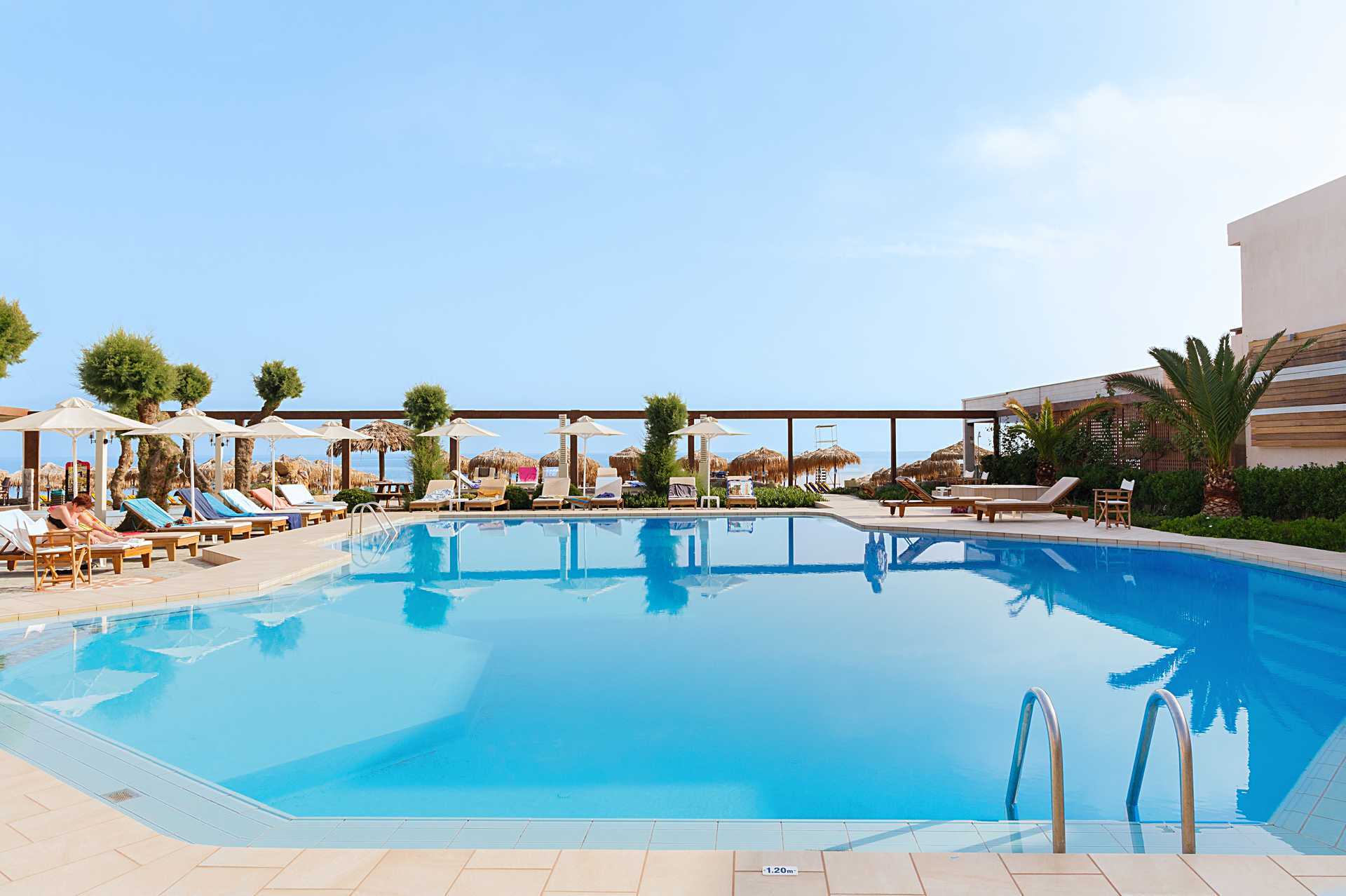 Het zwembadgedeelte van het Ideal Beach hotel in Platanias op Kreta, Griekenland.