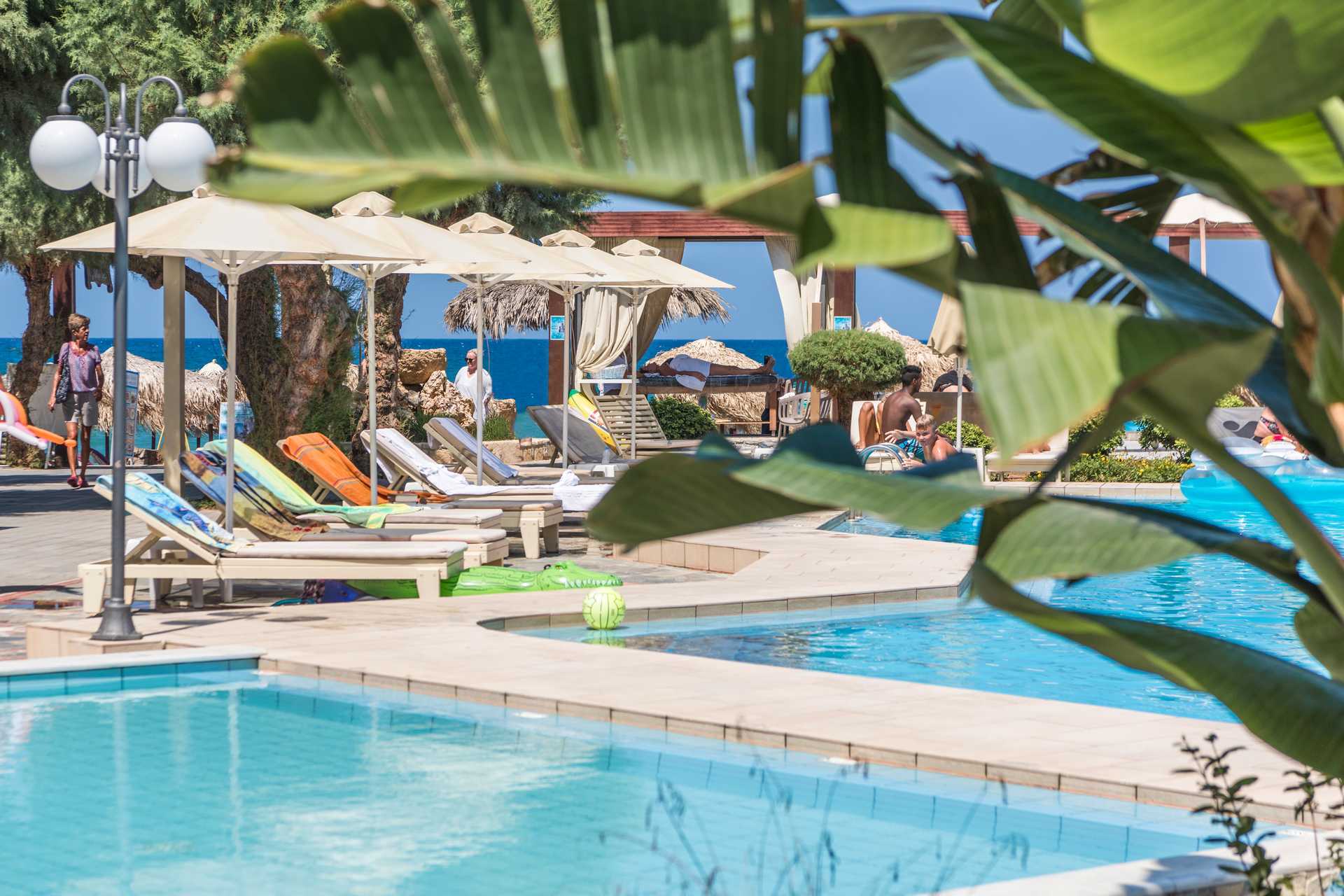 Het zwembadgedeelte van het Ideal Beach hotel in Platanias op Kreta, Griekenland.