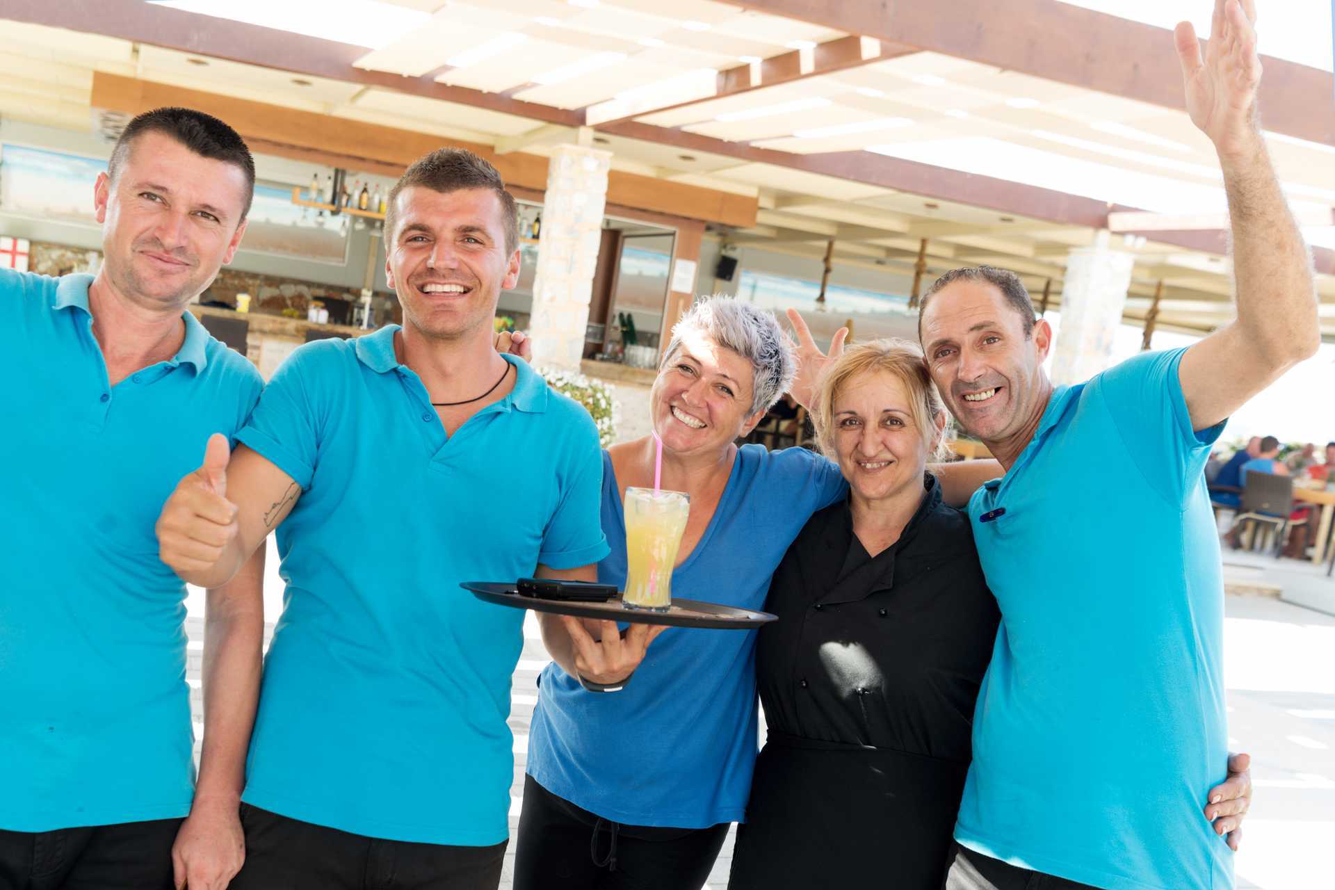 Personeel van het Ideal Beach hotel op Kreta, Griekenland.