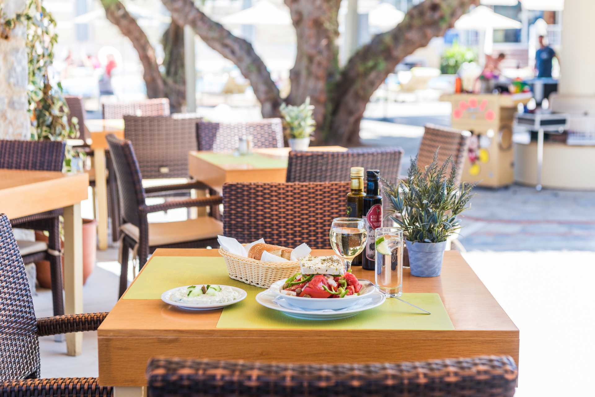 Zwembad/snackbar in Ideal Beach hotel op Kreta, Griekenland.