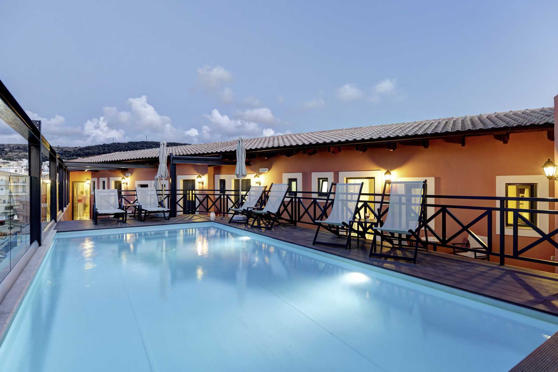 Het zwembad van hotel Ionia Suites in Rethymnon op Kreta.
