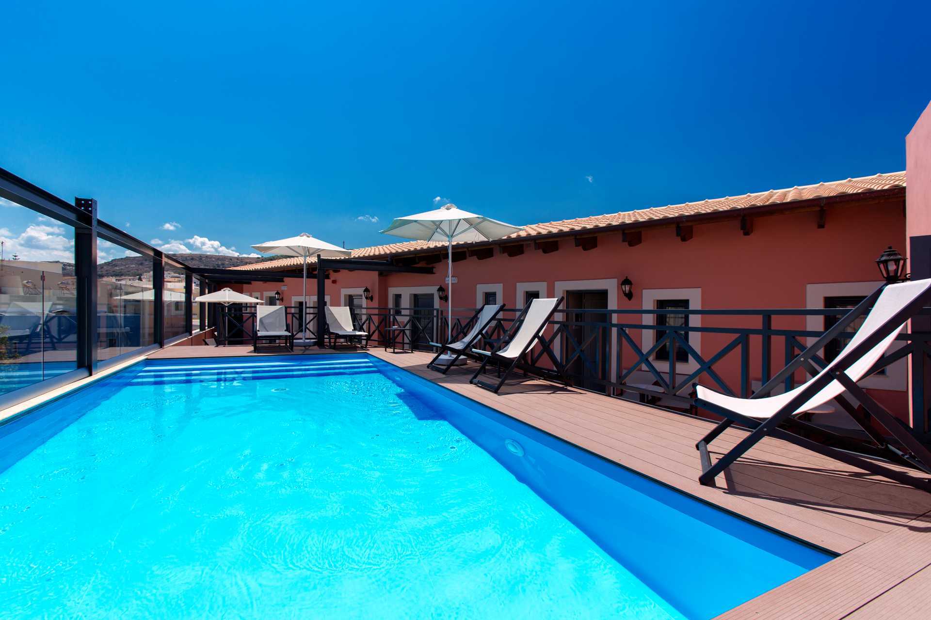 Het zwembad van hotel Ionia Suites in Rethymnon op Kreta.