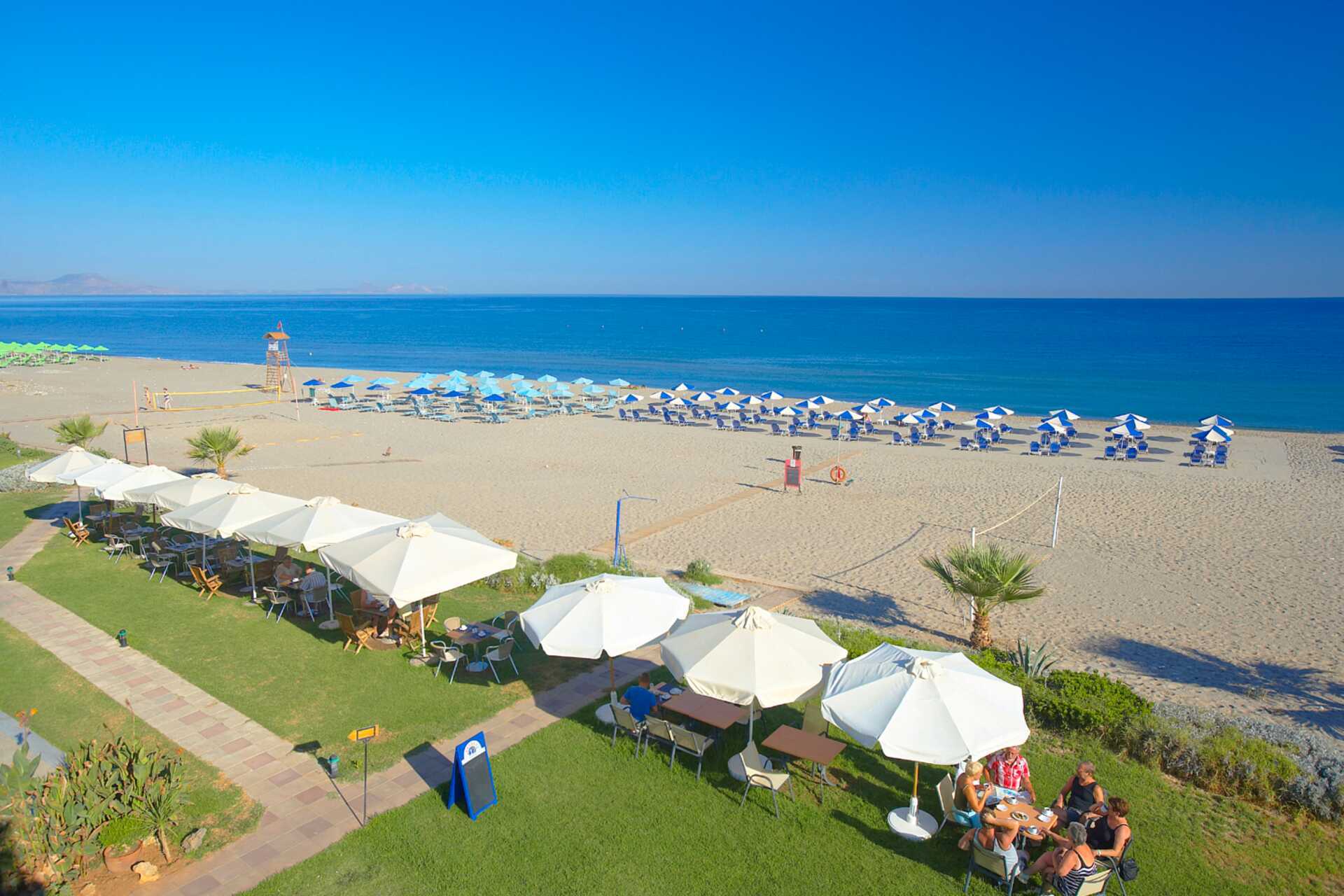 Het strand van het Iperion hotel in Rethymnon, Kreta.