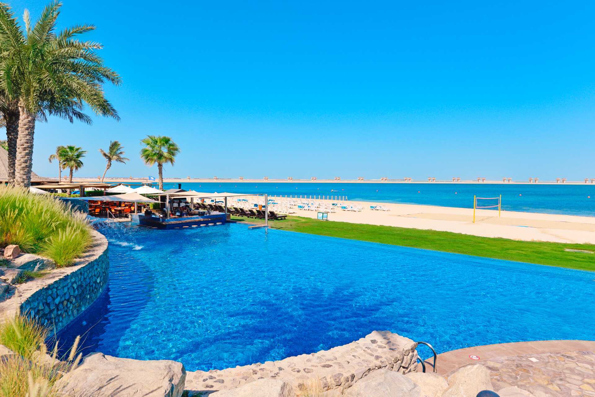 Zwembad aan het strand van het JA Beach hotel in Dubai.