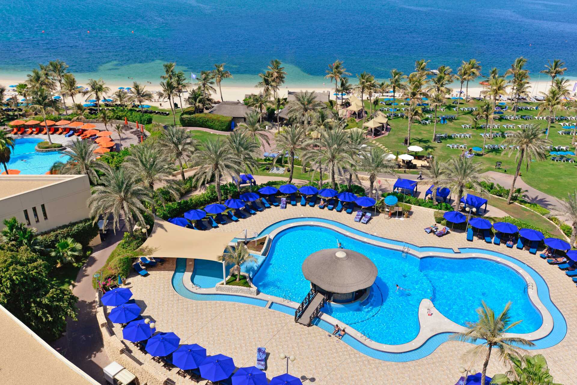 Zwembad aan het strand van het JA Beach hotel in Dubai.