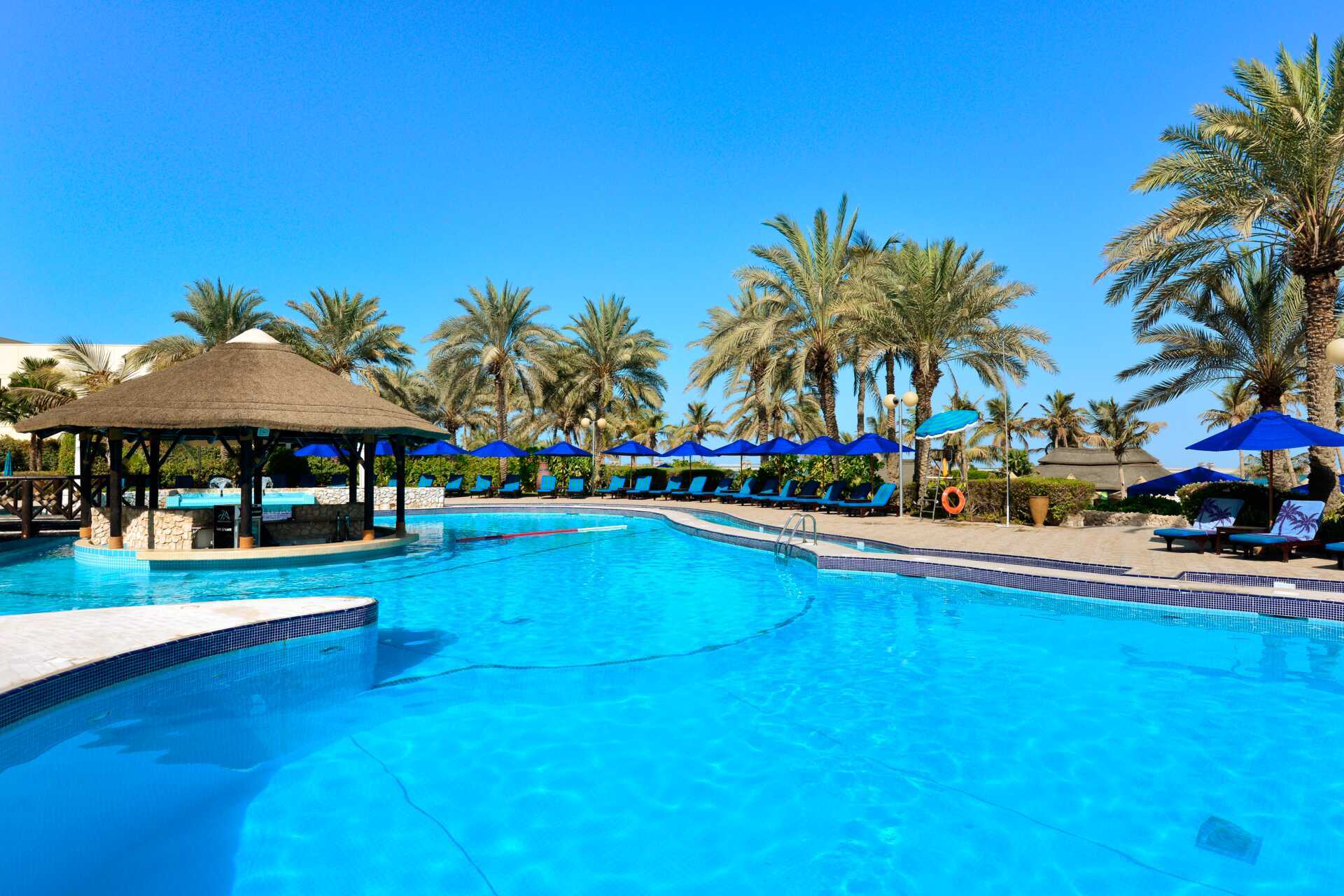 Zwembadgedeelte bij hotel JA Beach in Dubai.