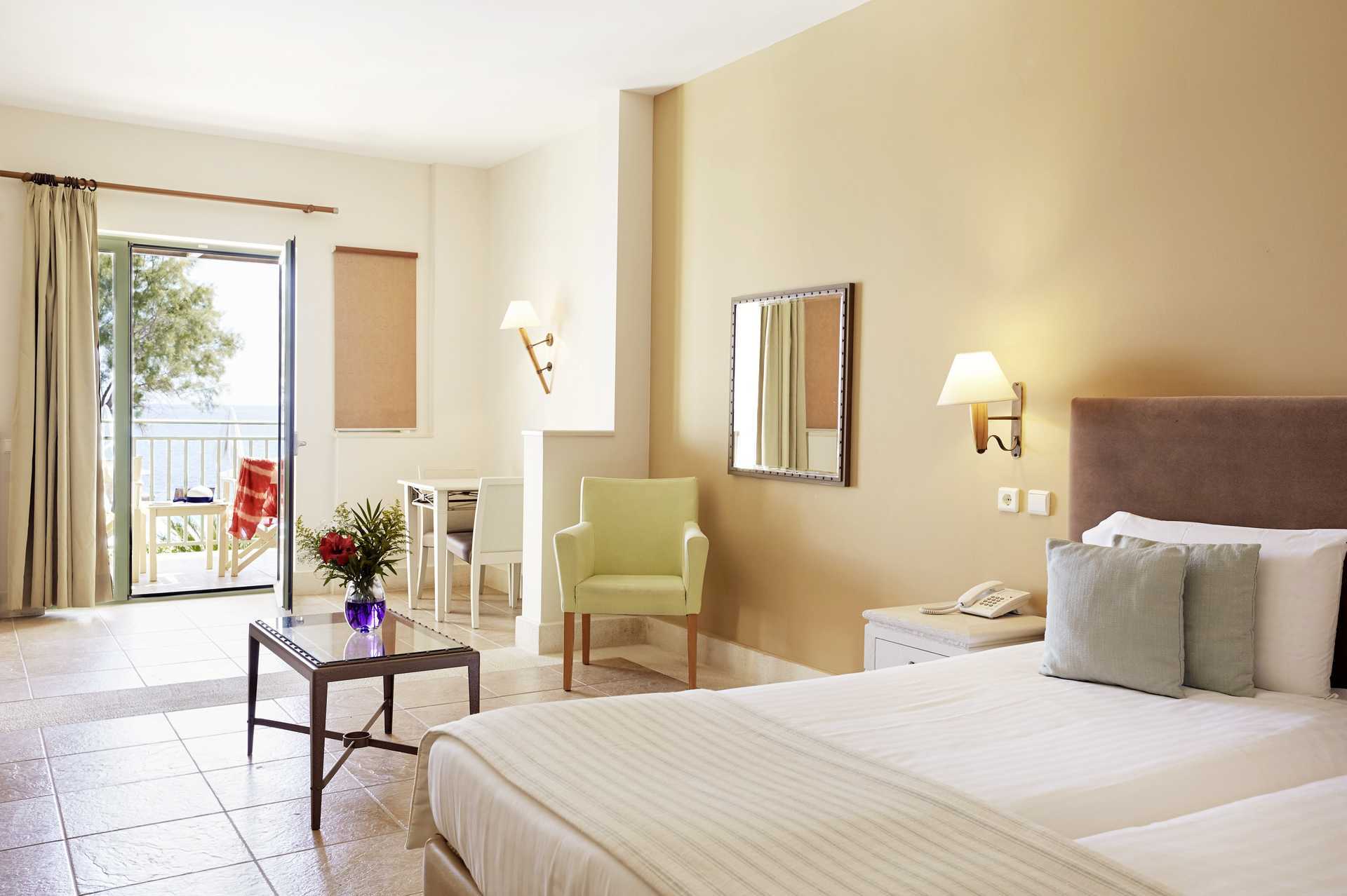 Junior suite in hotel Grand Bay Beach Resort op Kreta, Griekenland.