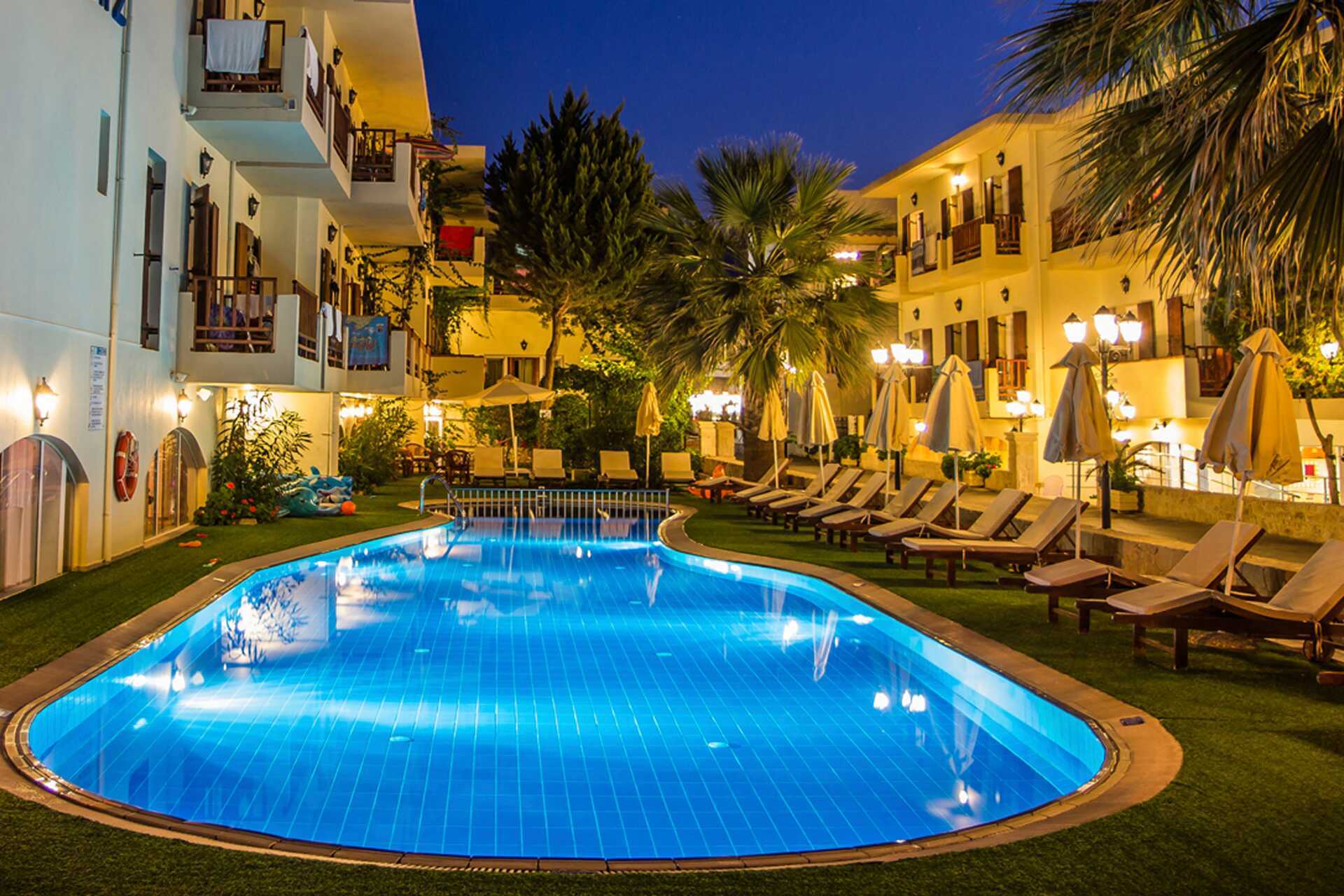 Het zwembadgedeelte van het Kalives Beach hotel op Kreta, Griekenland.