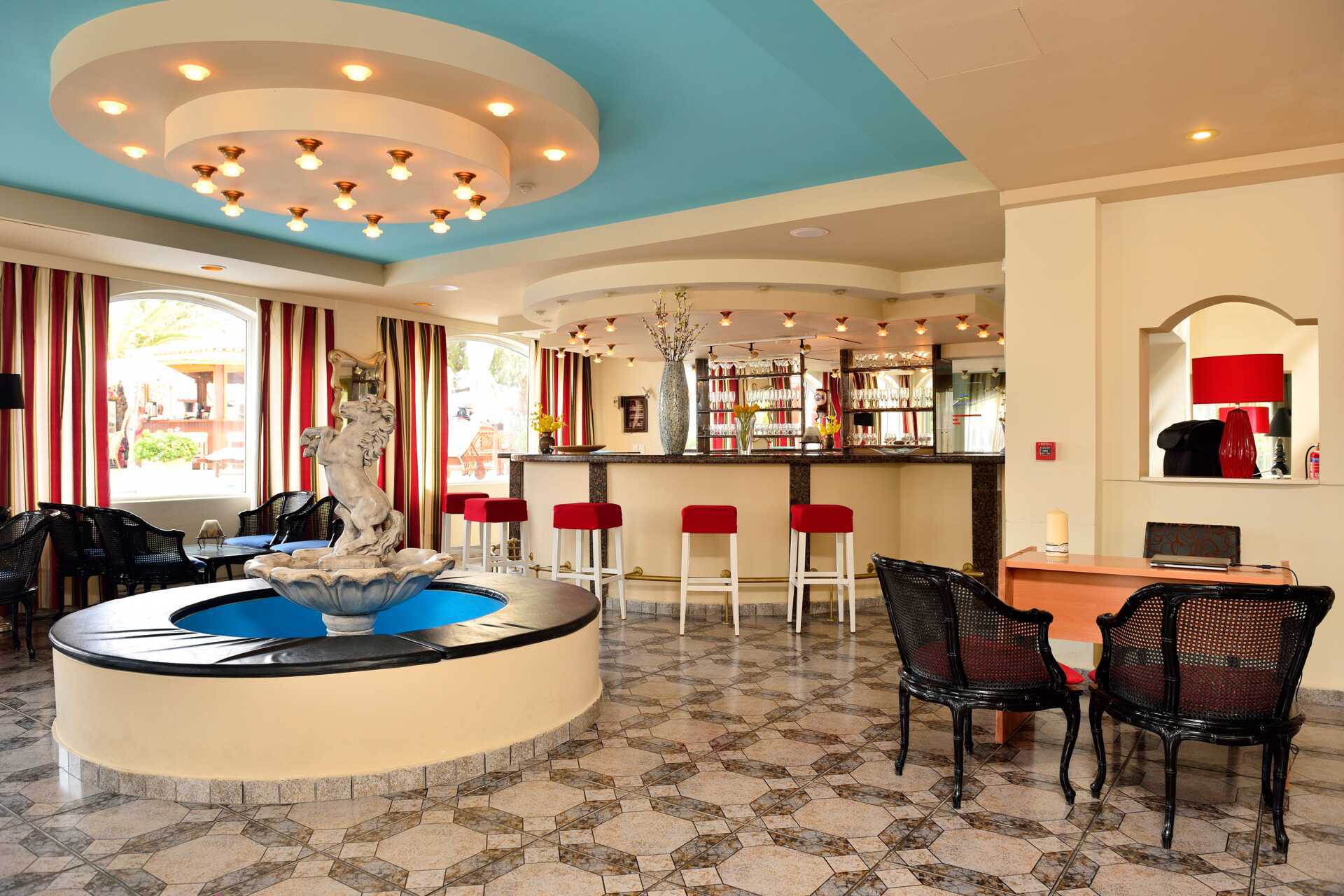 De bar van het Kalives Beach-hotel op Kreta, Griekenland.