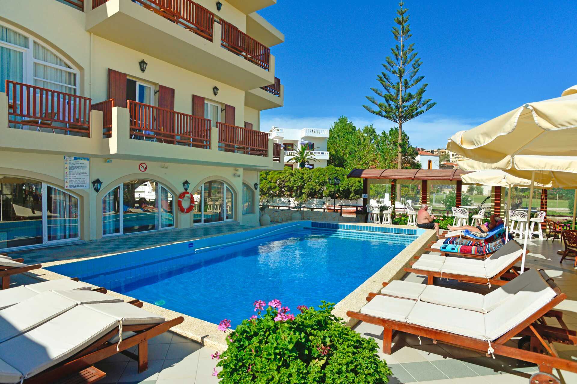 Het zwembadgedeelte van het Kalives Beach hotel op Kreta, Griekenland.