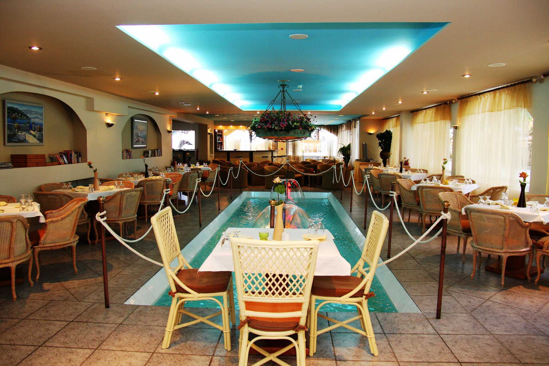 Het restaurant van het Kalives Beach hotel op Kreta, Griekenland.