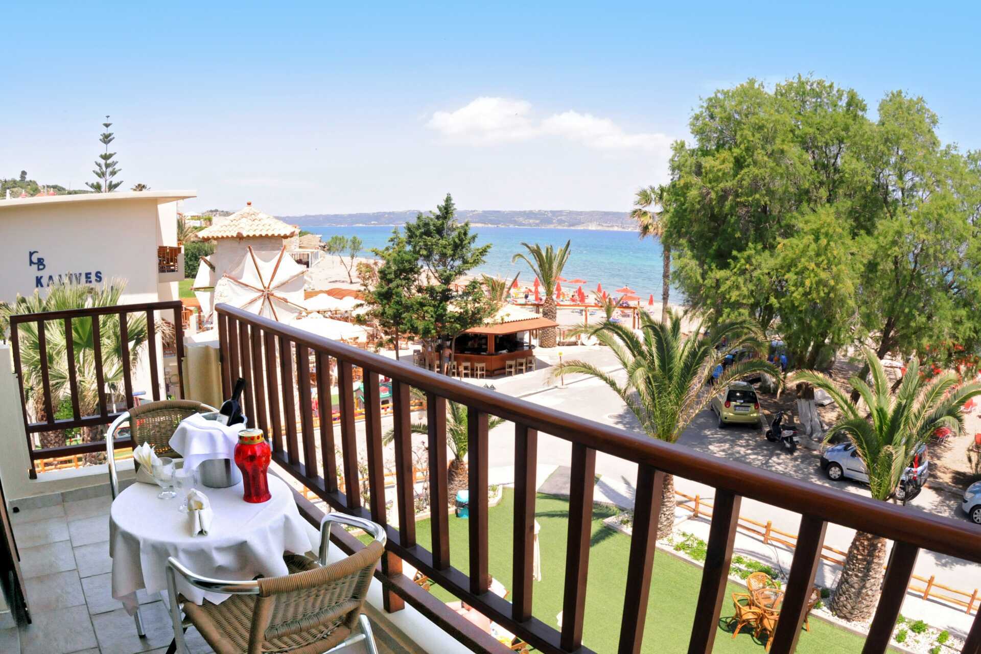 Balkon bij hotel Kalives Beach op Kreta, Griekenland.