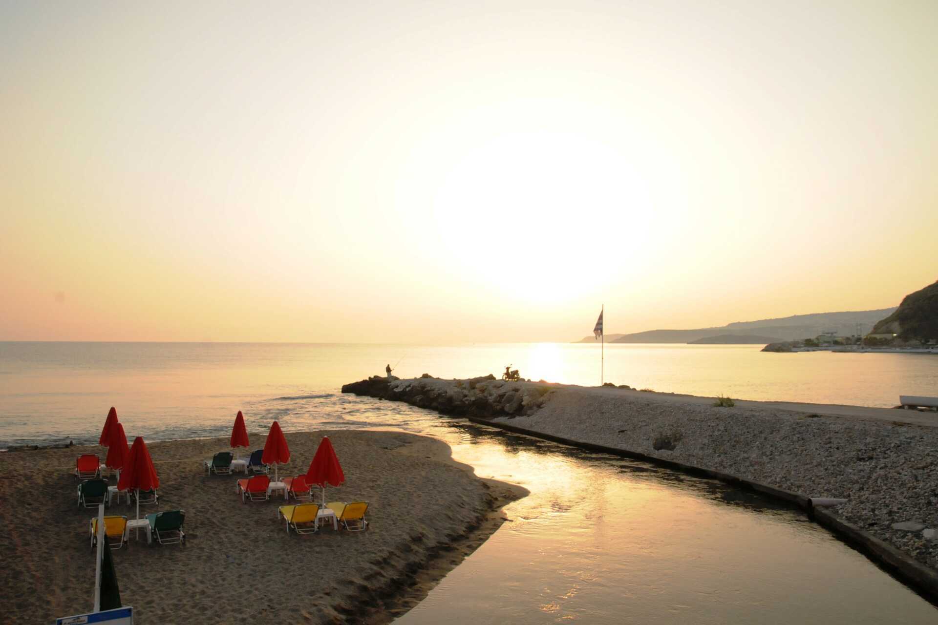 Het strand van Kalives Beach hotel op Kreta, Griekenland.