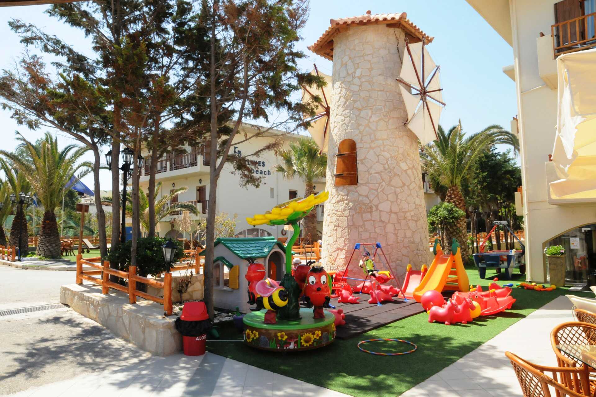 De speeltuin bij het hotel Kalives Beach op Kreta, Griekenland.
