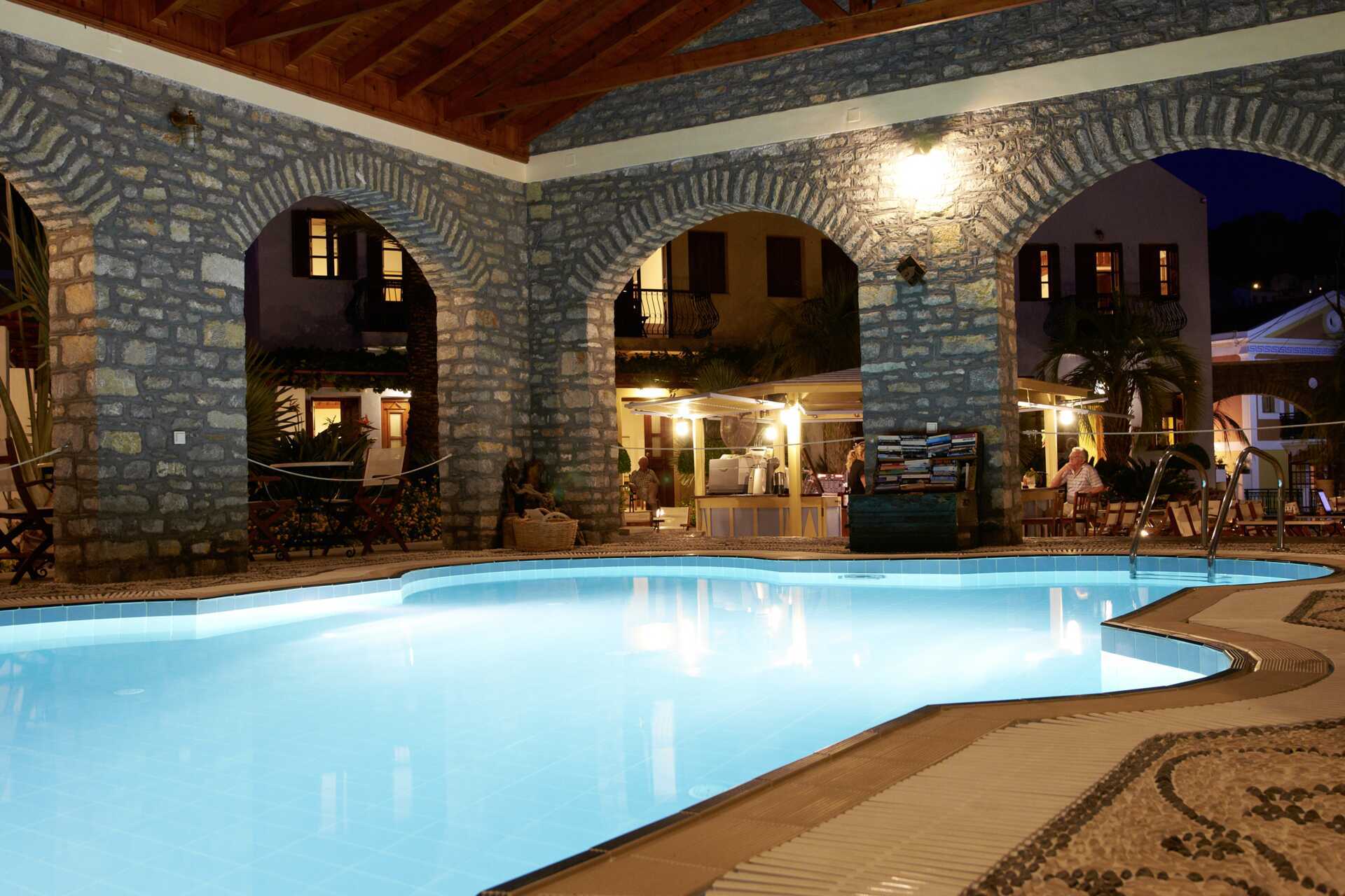 Het zwembad van het Iapetos Village hotel in Symi, Griekenland.