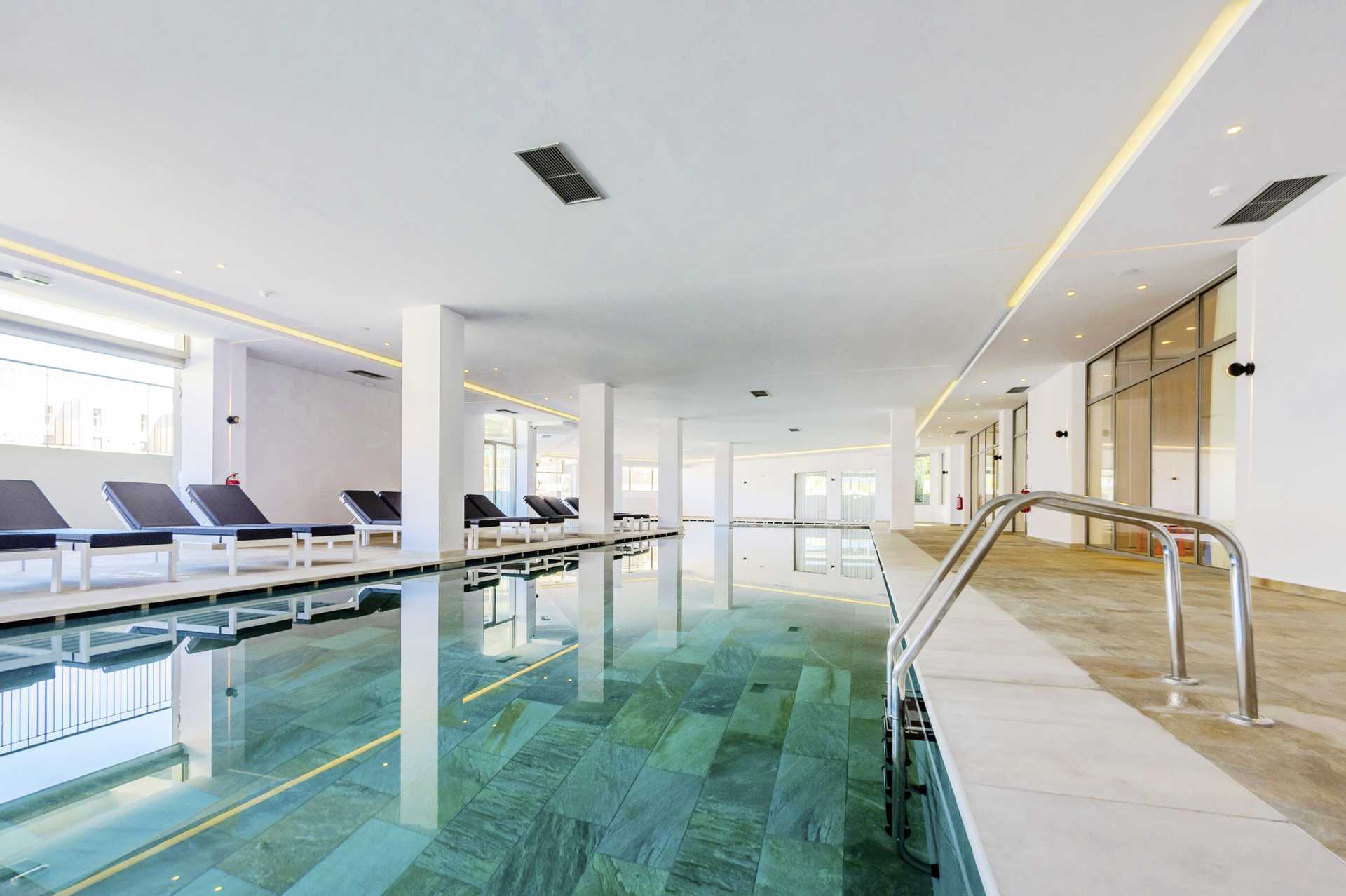 Binnenzwembad in Kiani Beach Resort in Kalives, Kreta.