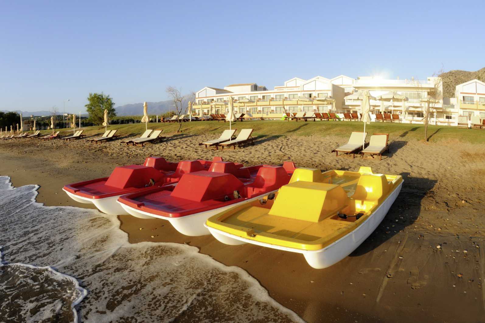 Strand bij Kiani Beach Resort in Kalives, Kreta.