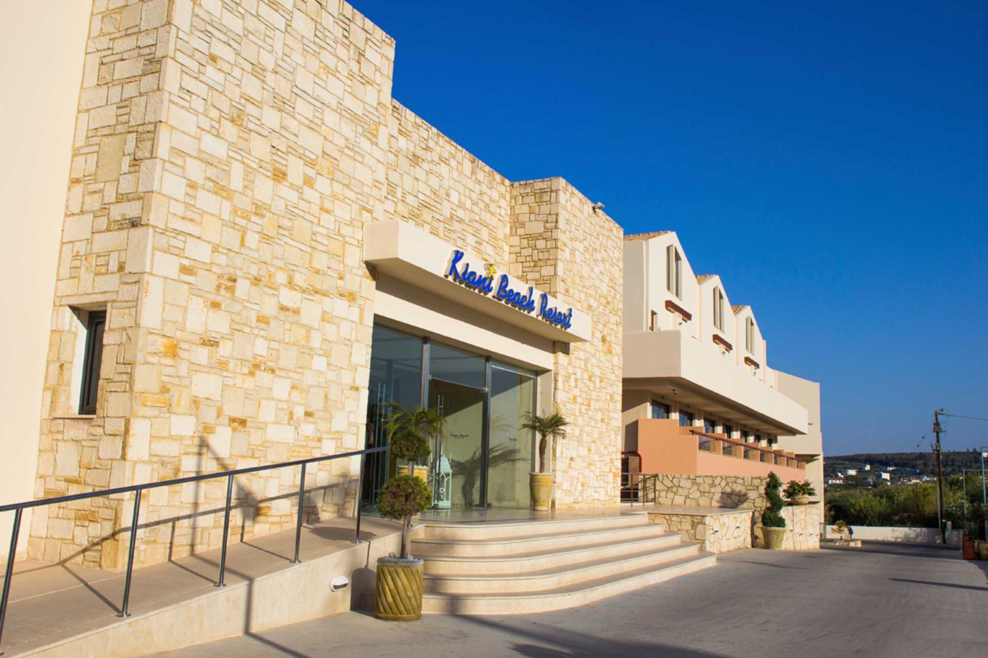 Ingang bij Kiani Beach Resort in Kalives, Kreta.