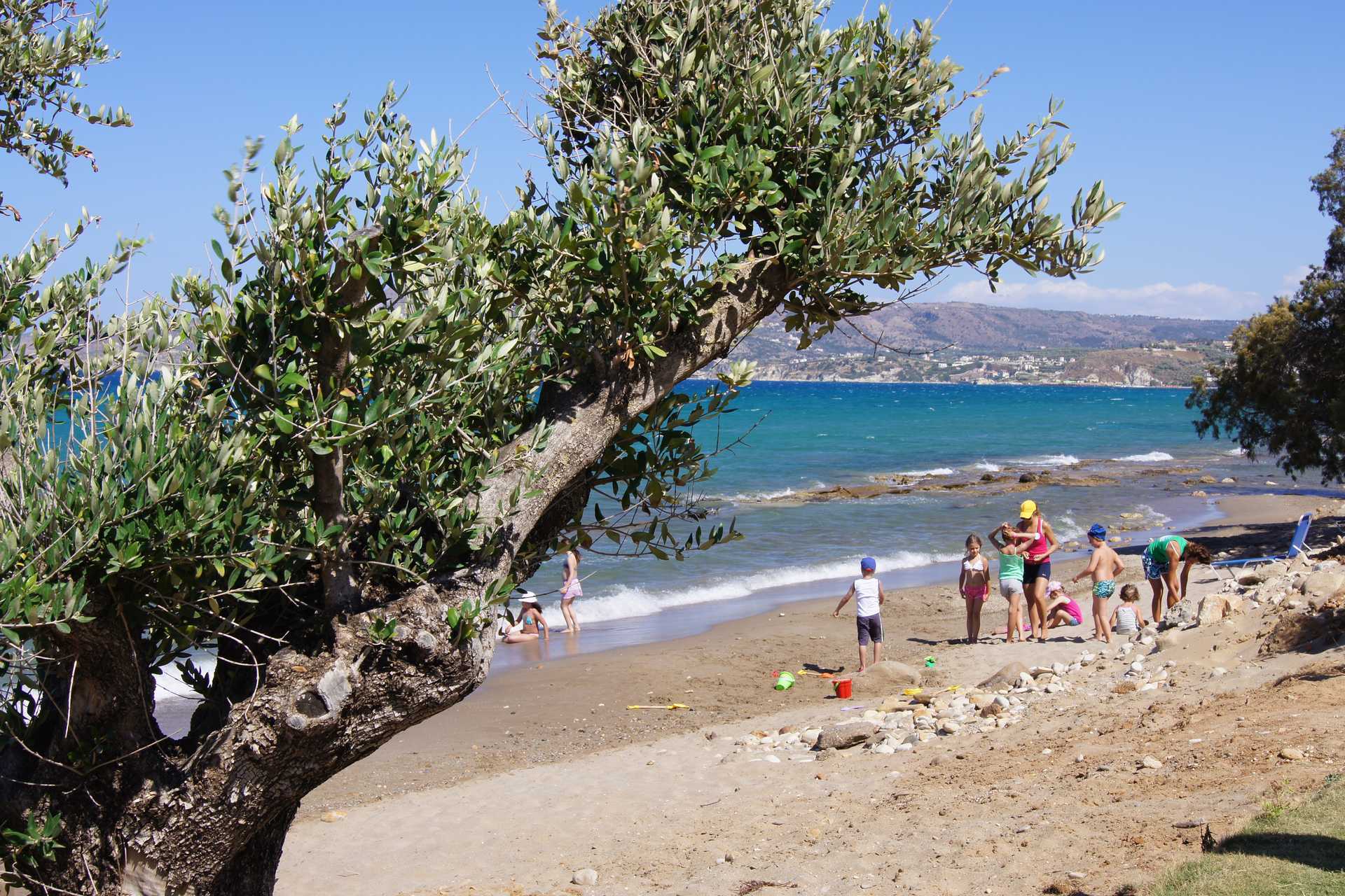 Het strand van het Kiani Beach Resort Hotel in Kalives op Kreta, Griekenland.