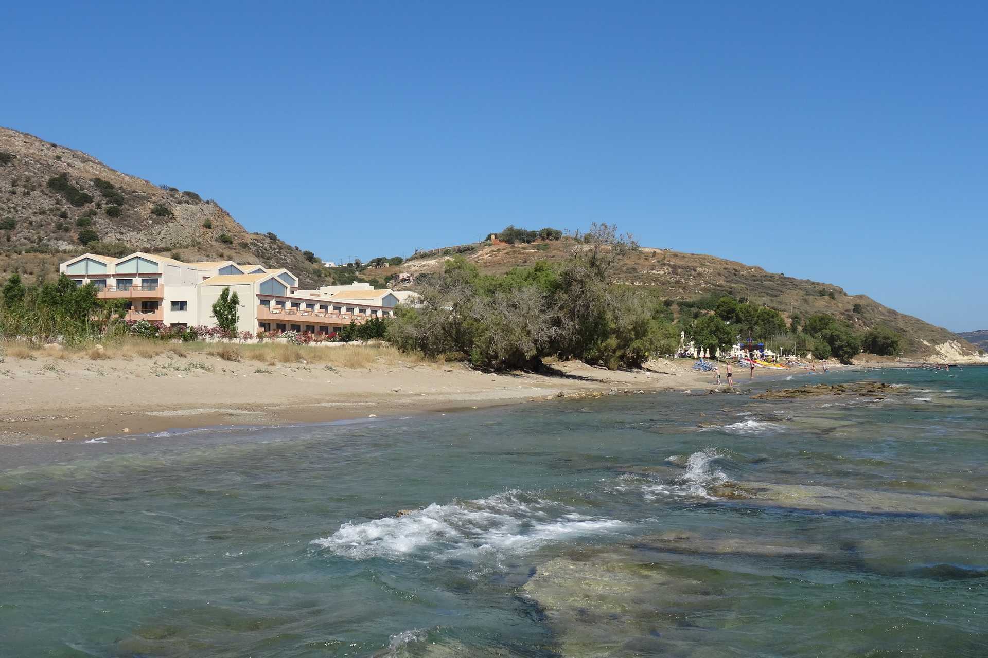 Het strand van het Kiani Beach Resort Hotel in Kalives op Kreta, Griekenland.