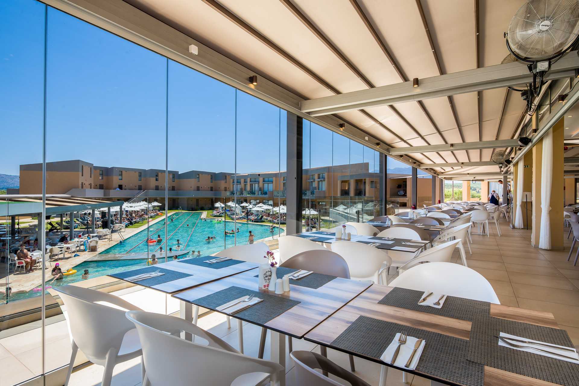 Het strand van het Kiani Beach Resort Hotel in Kalives op Kreta, Griekenland.