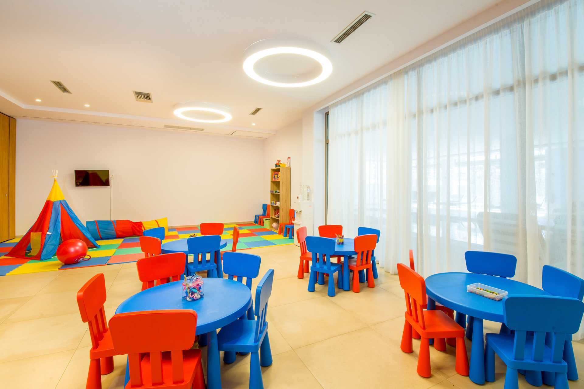 Het strand van het Kiani Beach Resort Hotel in Kalives op Kreta, Griekenland.